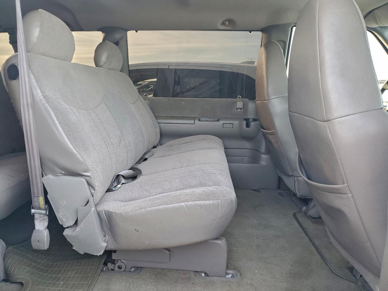 2004 Chevrolet Astro White vin: 1GNDM19X44B131672