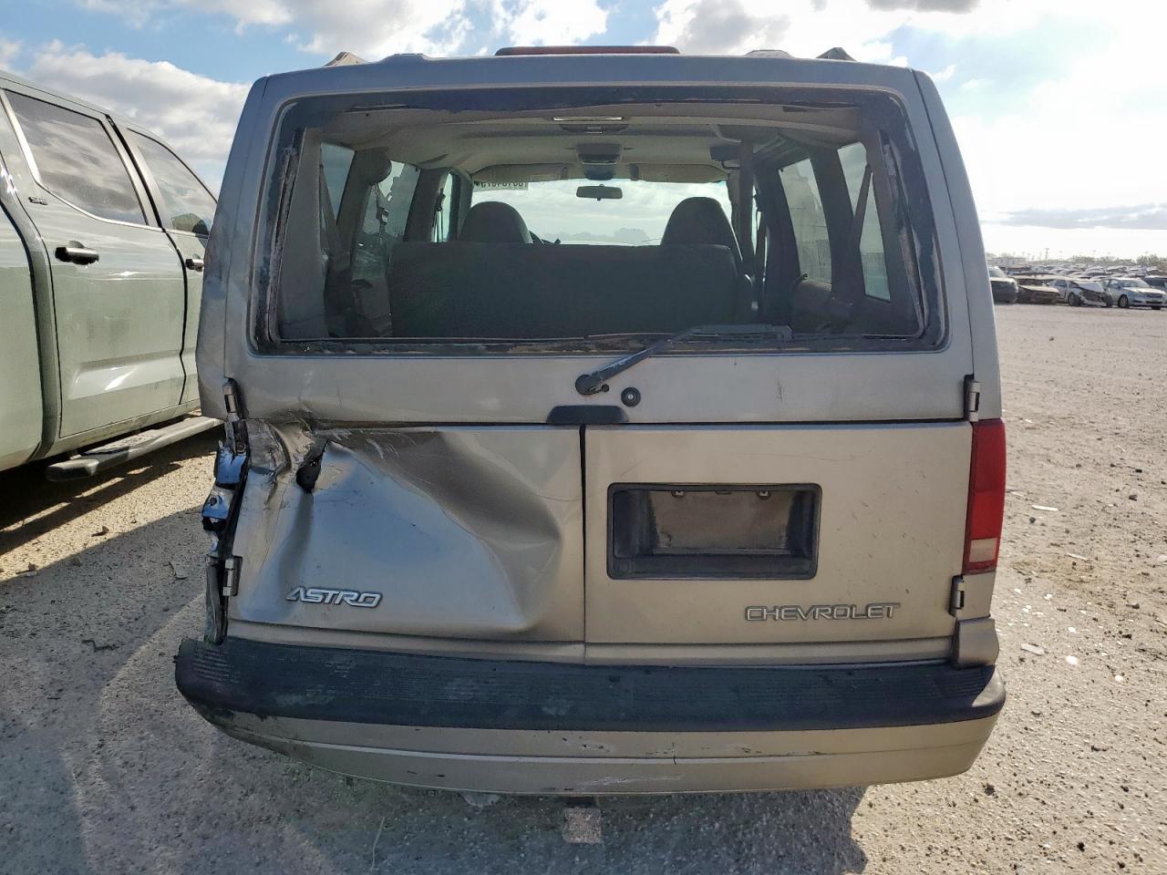 2004 Chevrolet Astro Tan vin: 1GNDM19X64B117675