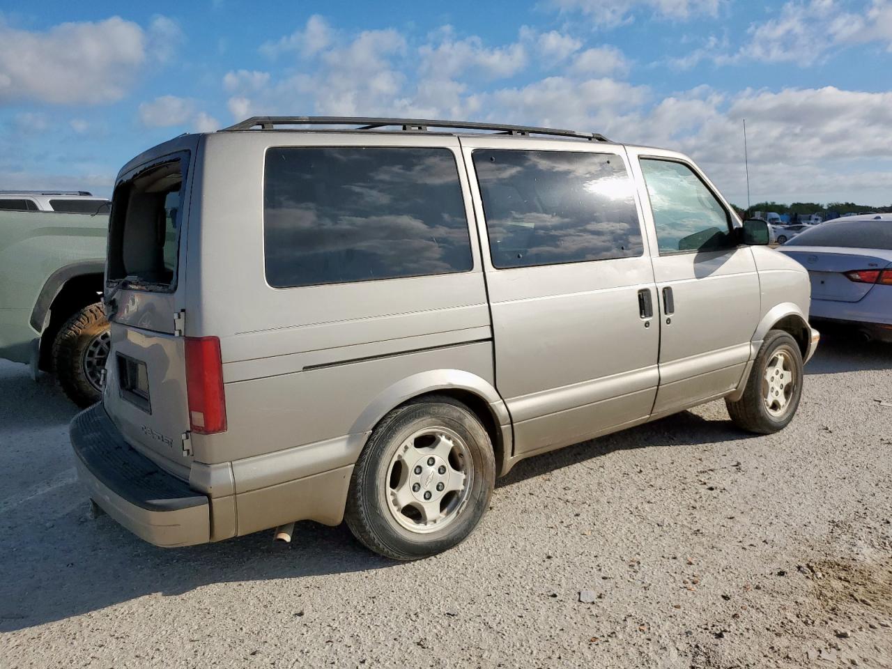 2004 Chevrolet Astro Tan vin: 1GNDM19X64B117675