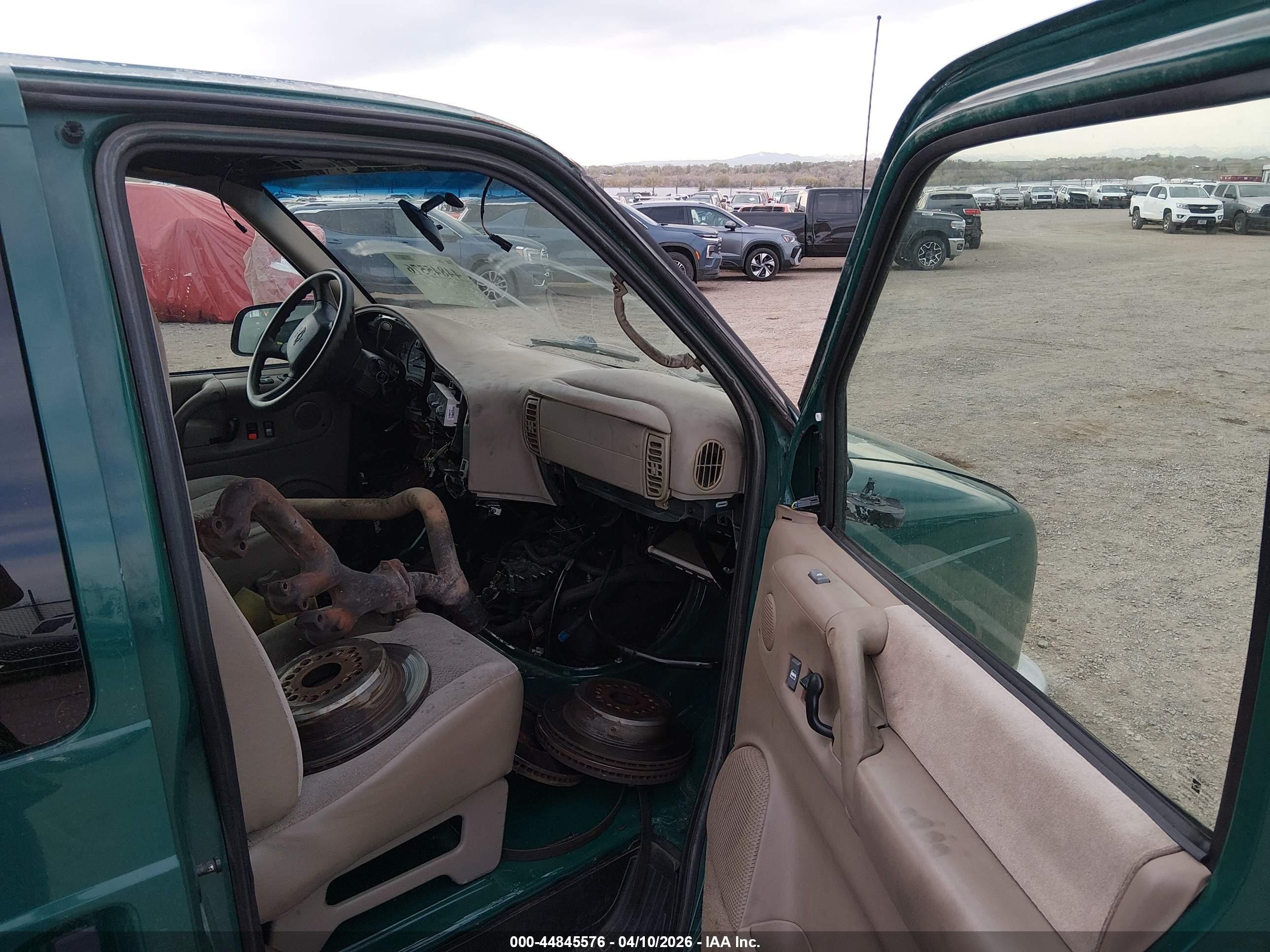 2004 Chevrolet Astro   Green vin: 1GNDM19X64B125713