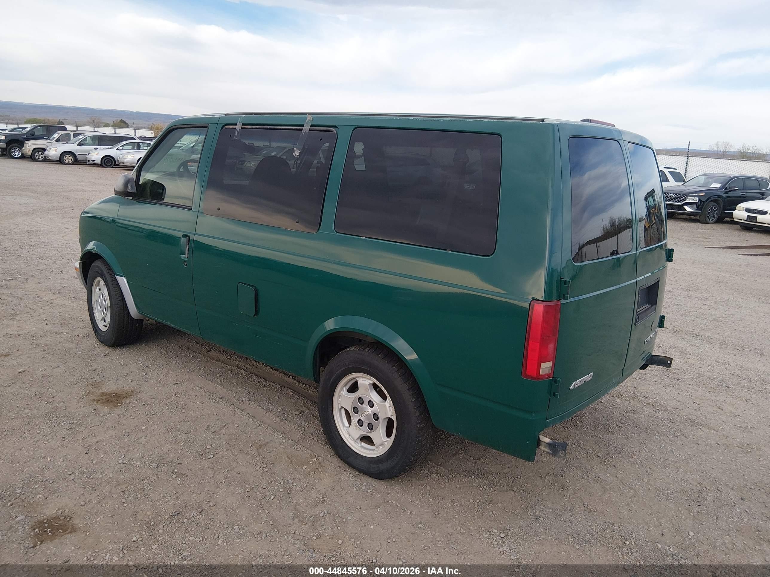 2004 Chevrolet Astro   Green vin: 1GNDM19X64B125713