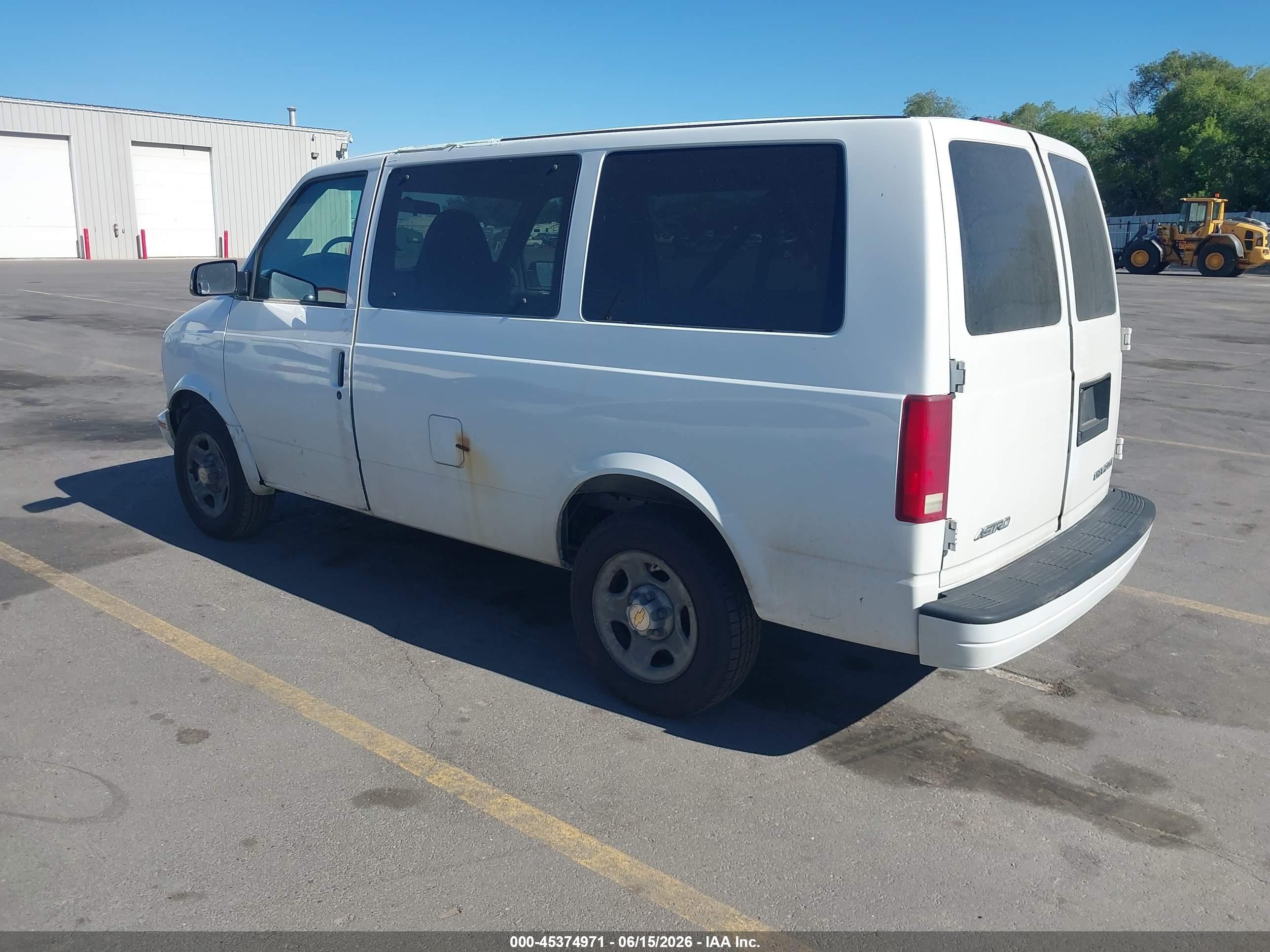 2004 Chevrolet Astro   White vin: 1GNDM19X64B128109