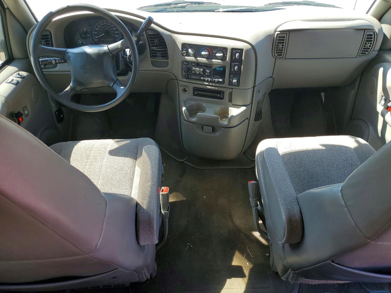 2005 Chevrolet Astro White vin: 1GNDM19X75B123549