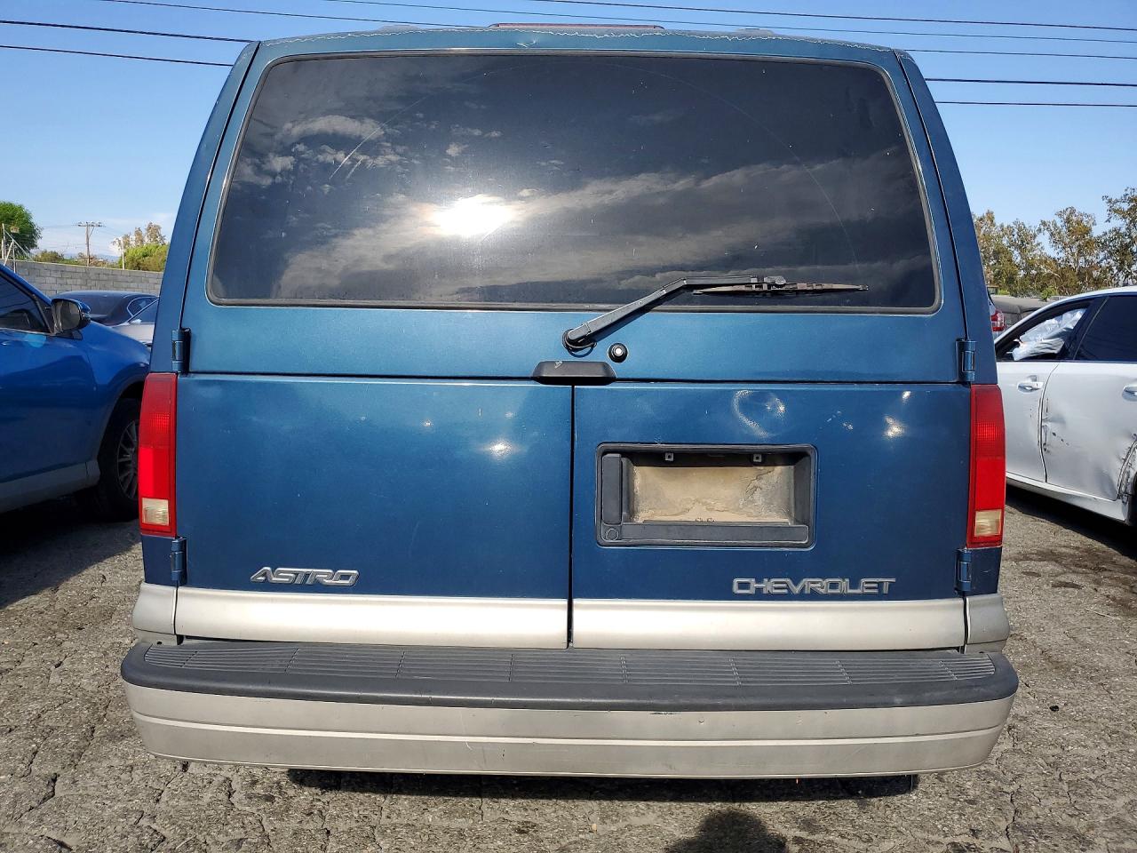 2002 Chevrolet Astro Blue vin: 1GNDM19X82B149492
