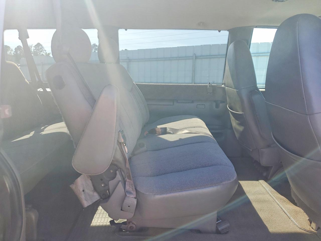 2003 Chevrolet Astro Tan vin: 1GNDM19X83B101282