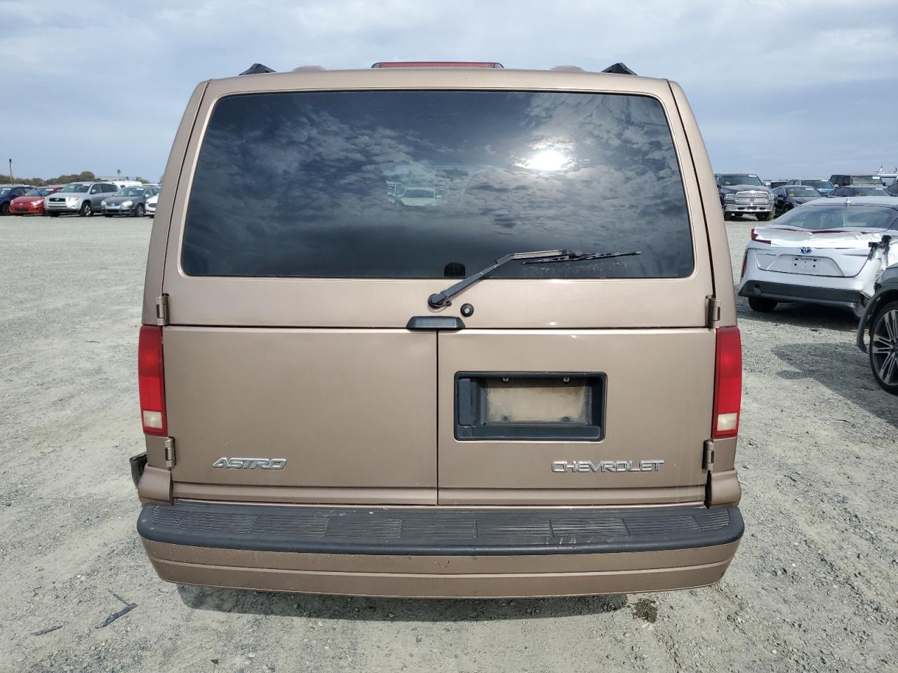 2004 Chevrolet Astro Tan vin: 1GNDM19X94B130470