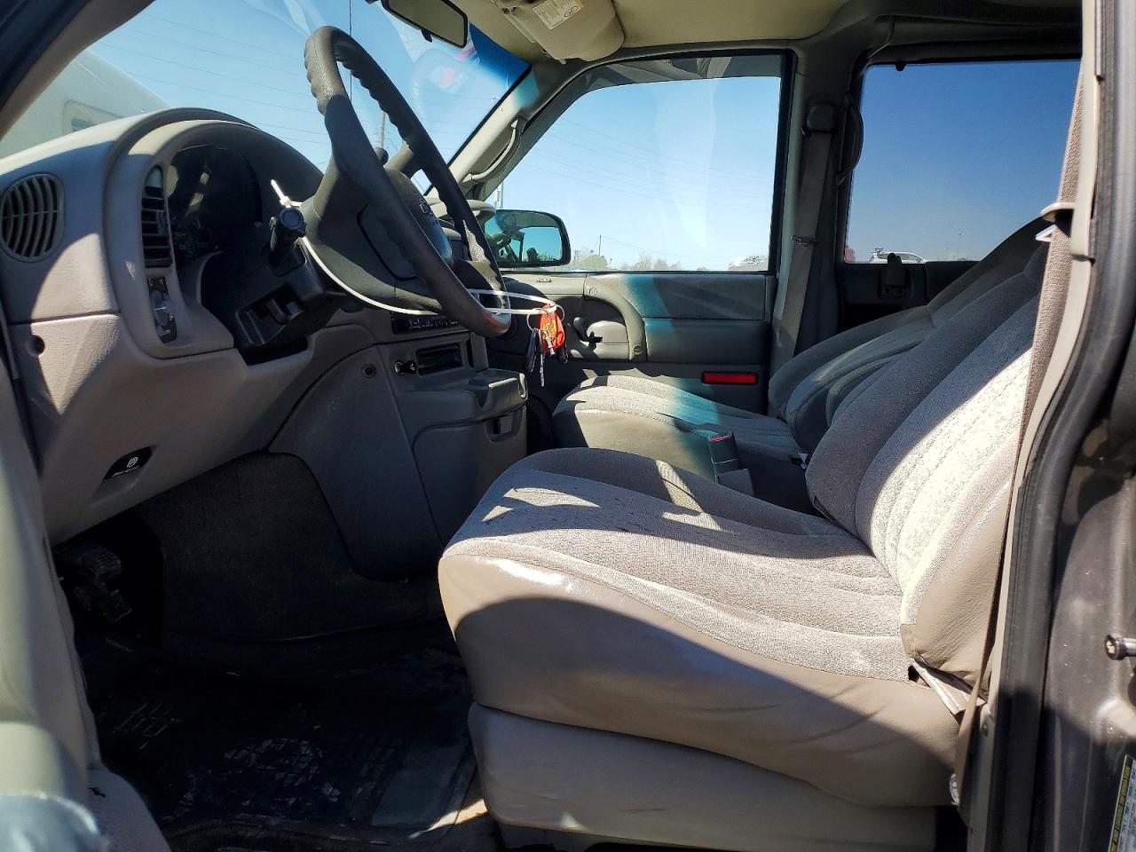 2004 Chev Astro Gray vin: 1GNDM19X94B131974