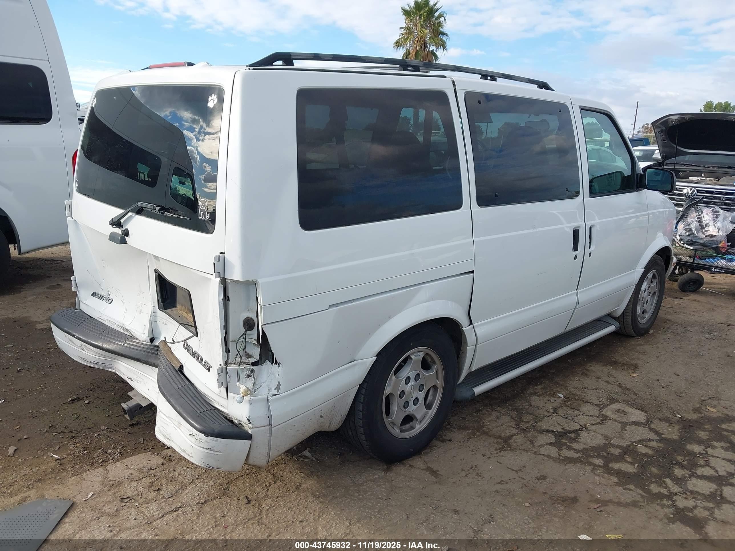 2004 Chevrolet Astro   White vin: 1GNDM19XX4B112723