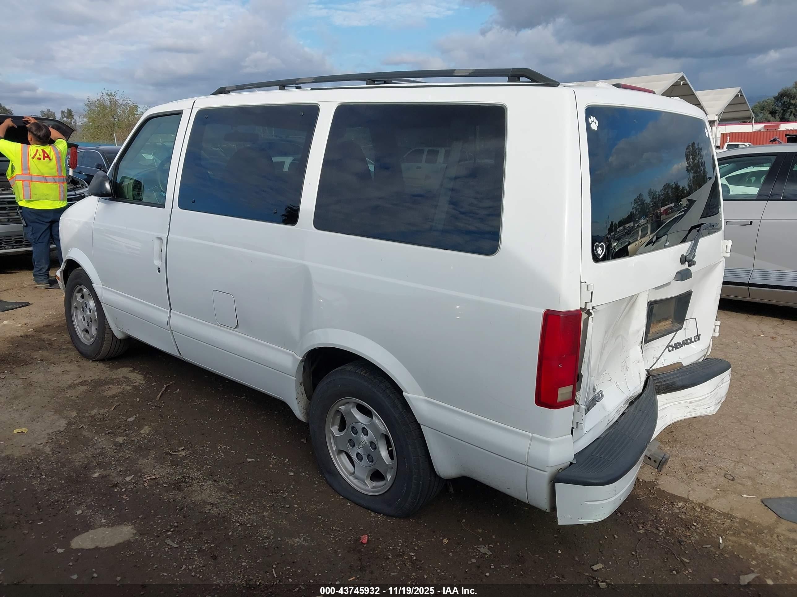 2004 Chevrolet Astro   White vin: 1GNDM19XX4B112723
