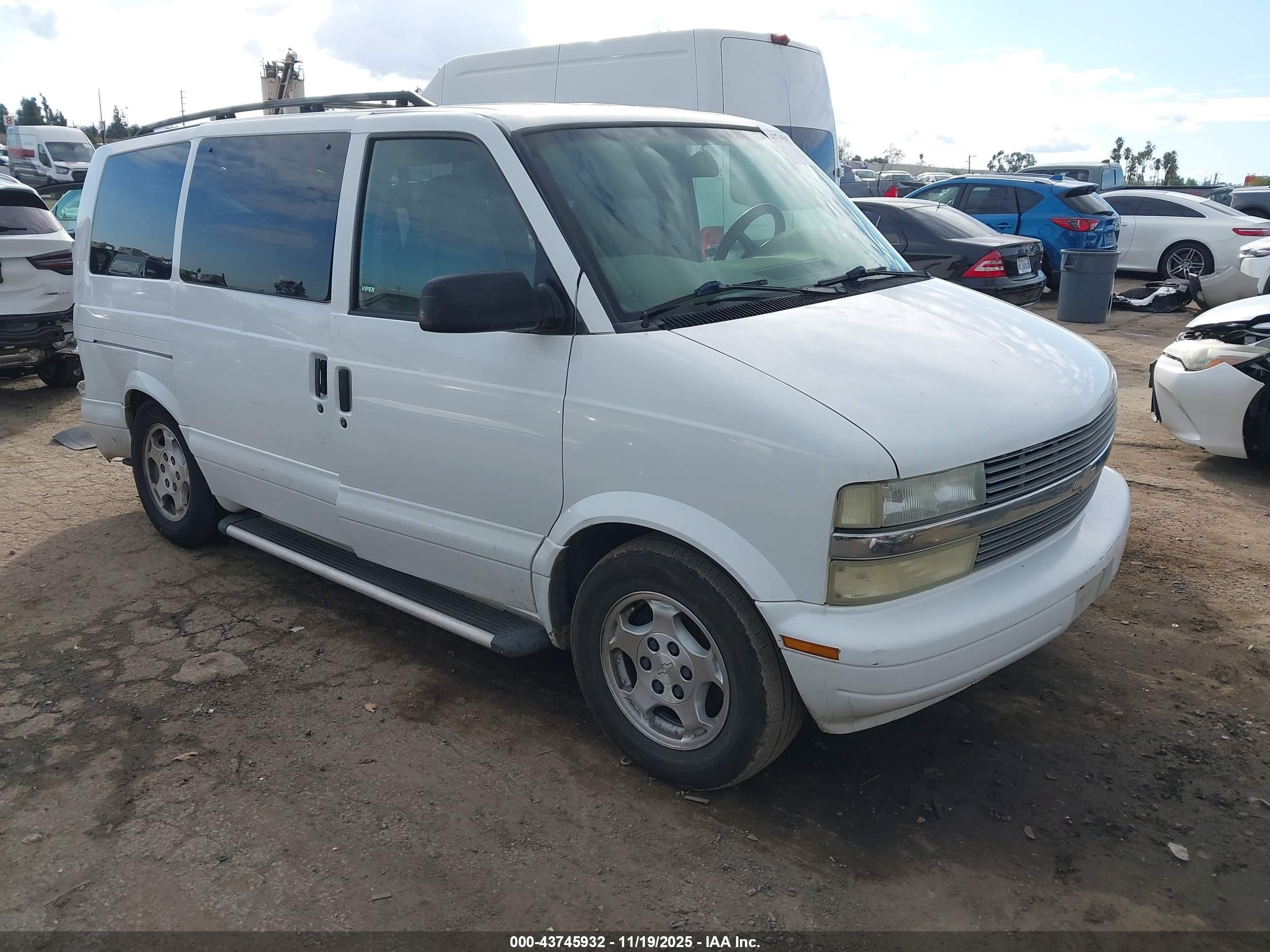2004 Chevrolet Astro   White vin: 1GNDM19XX4B112723