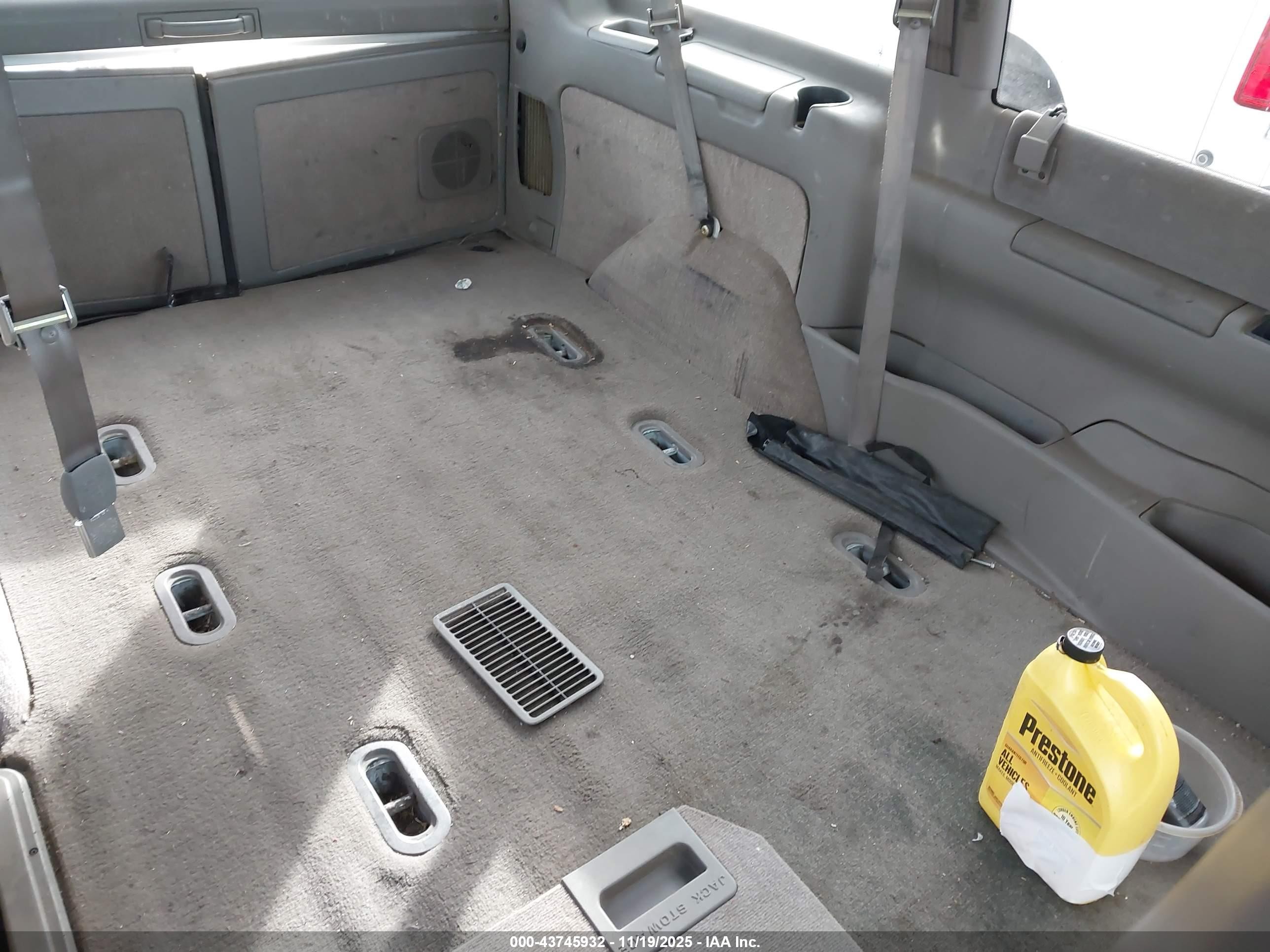 2004 Chevrolet Astro   White vin: 1GNDM19XX4B112723