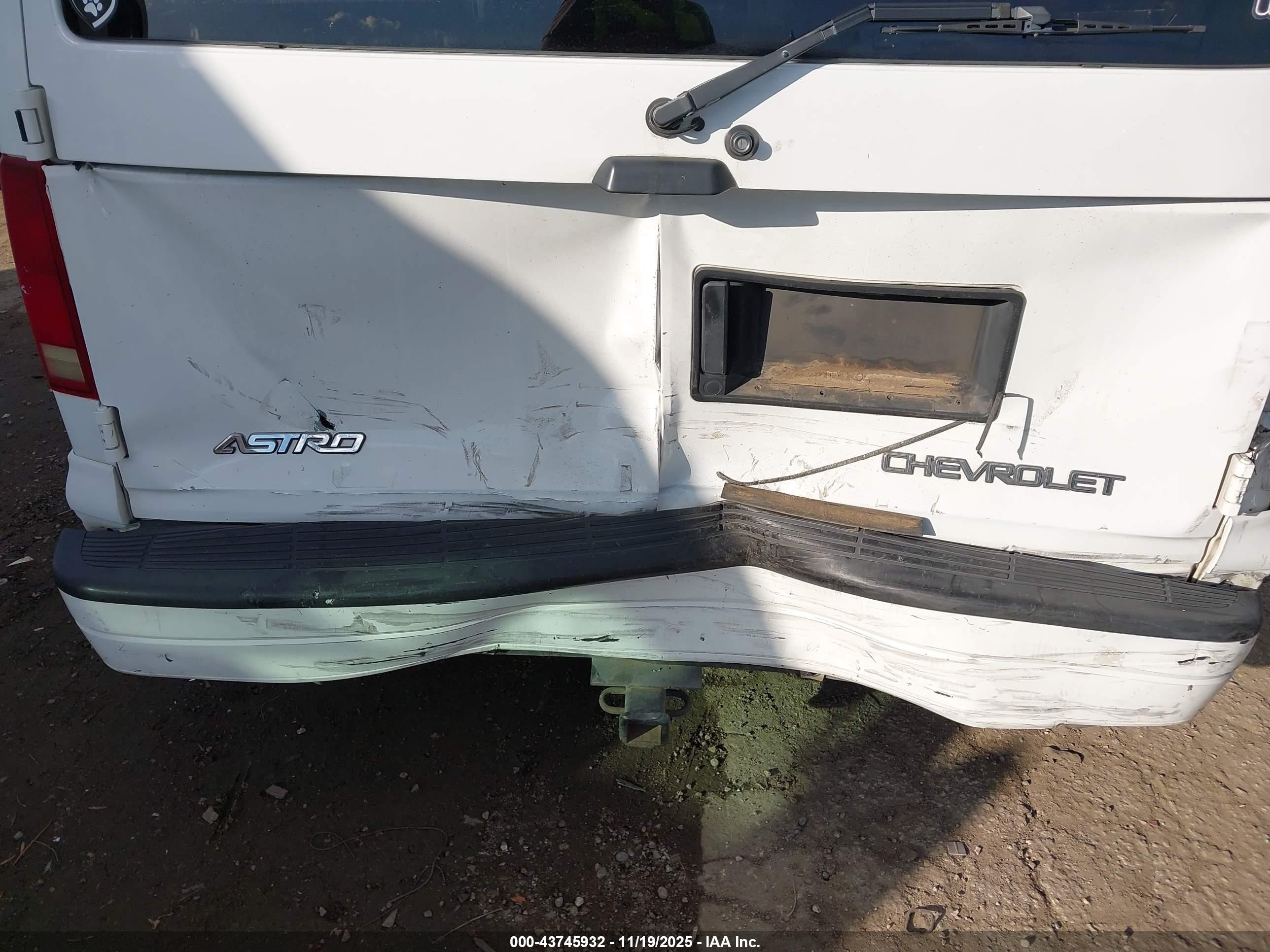 2004 Chevrolet Astro   White vin: 1GNDM19XX4B112723