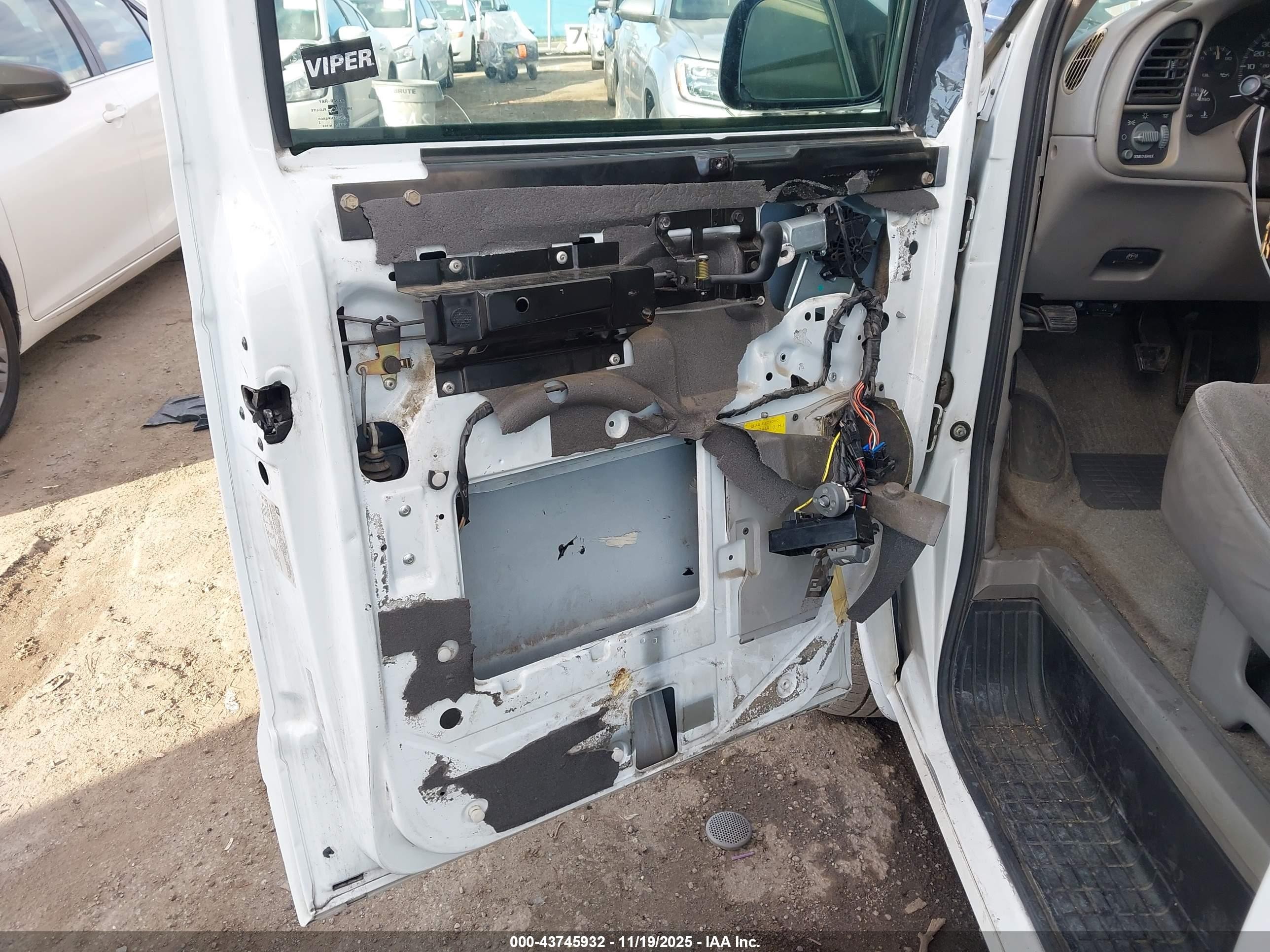 2004 Chevrolet Astro   White vin: 1GNDM19XX4B112723