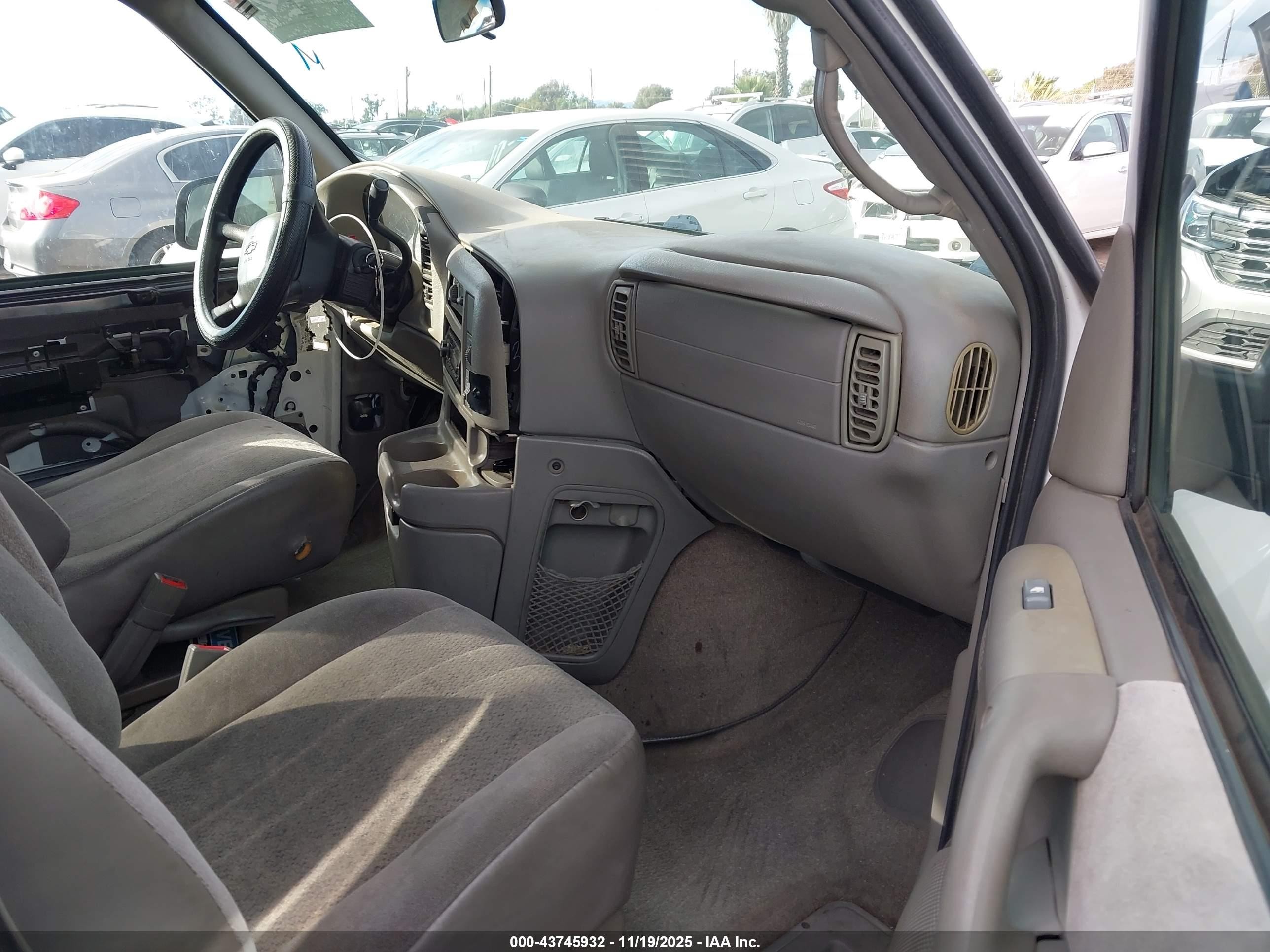 2004 Chevrolet Astro   White vin: 1GNDM19XX4B112723