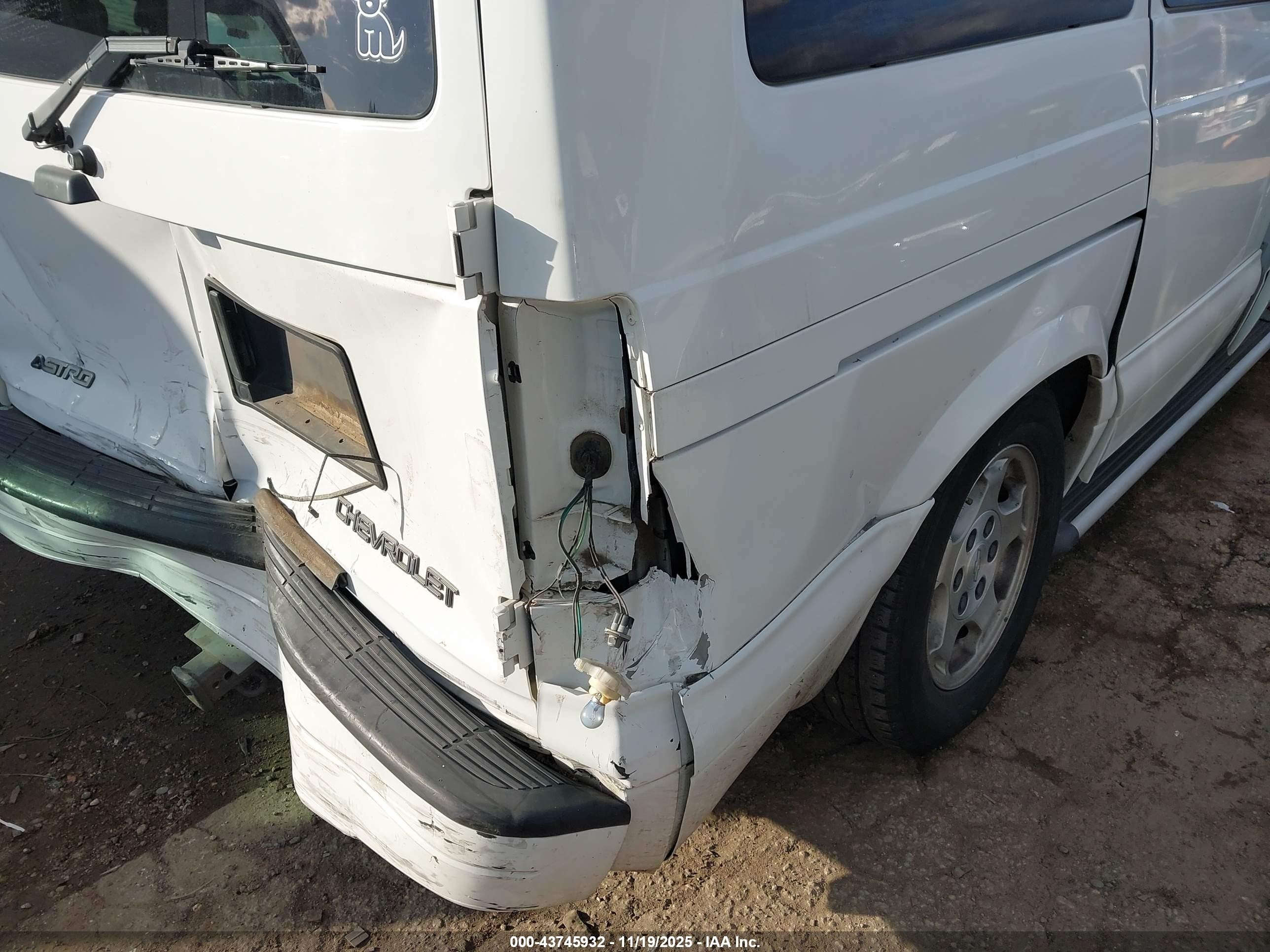 2004 Chevrolet Astro   White vin: 1GNDM19XX4B112723