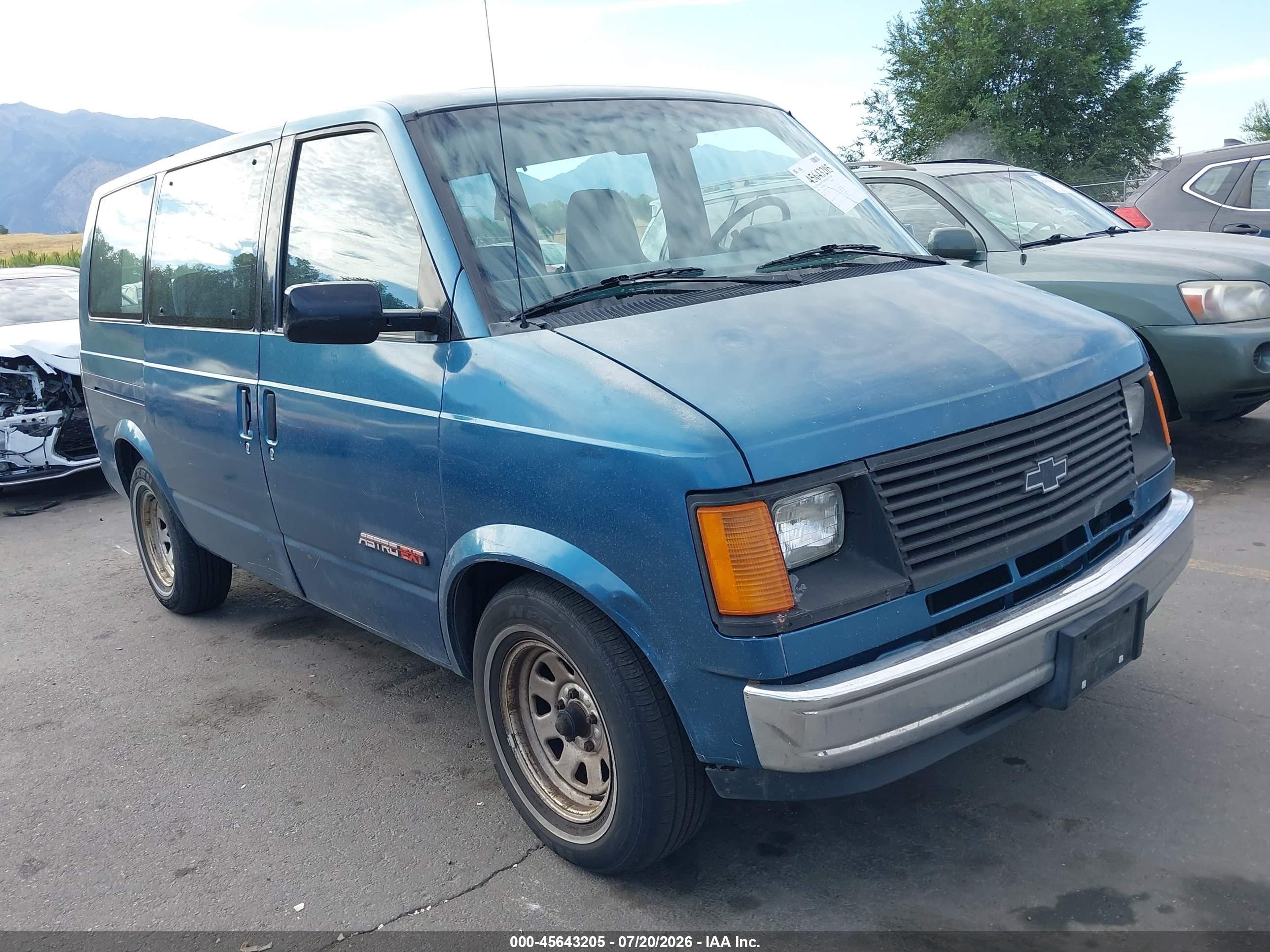 1992 Chevrolet Astro   Blue vin: 1GNDM19Z5NB134857