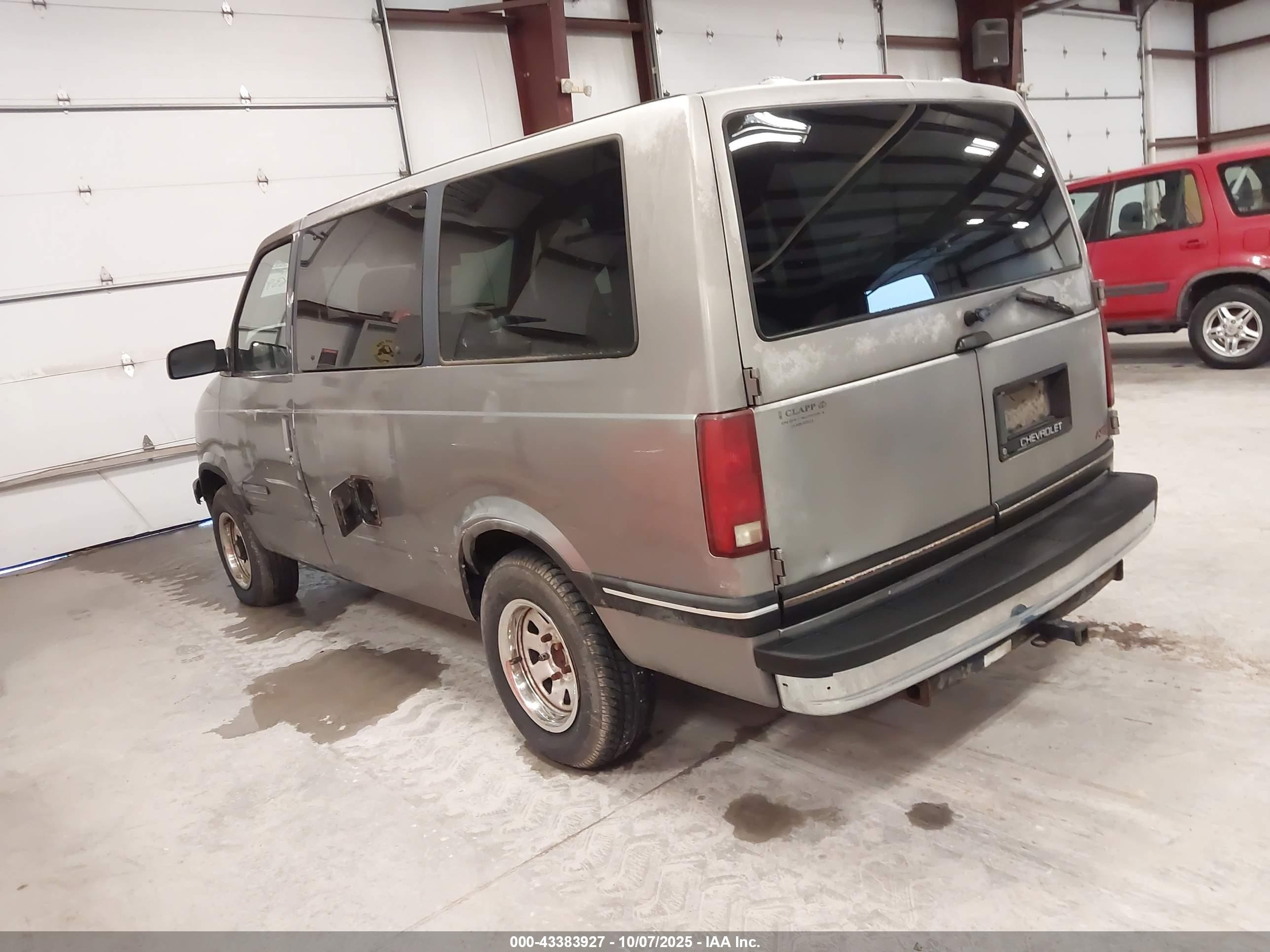 1994 Chevrolet Astro   Silver vin: 1GNDM19ZXRB141258