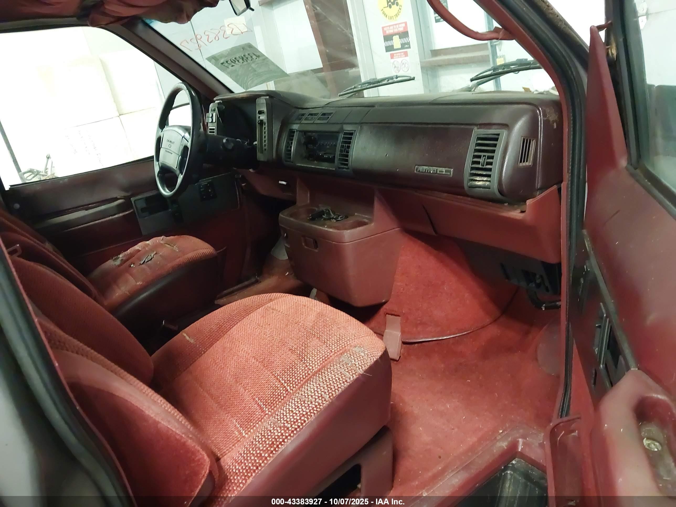 1994 Chevrolet Astro   Silver vin: 1GNDM19ZXRB141258