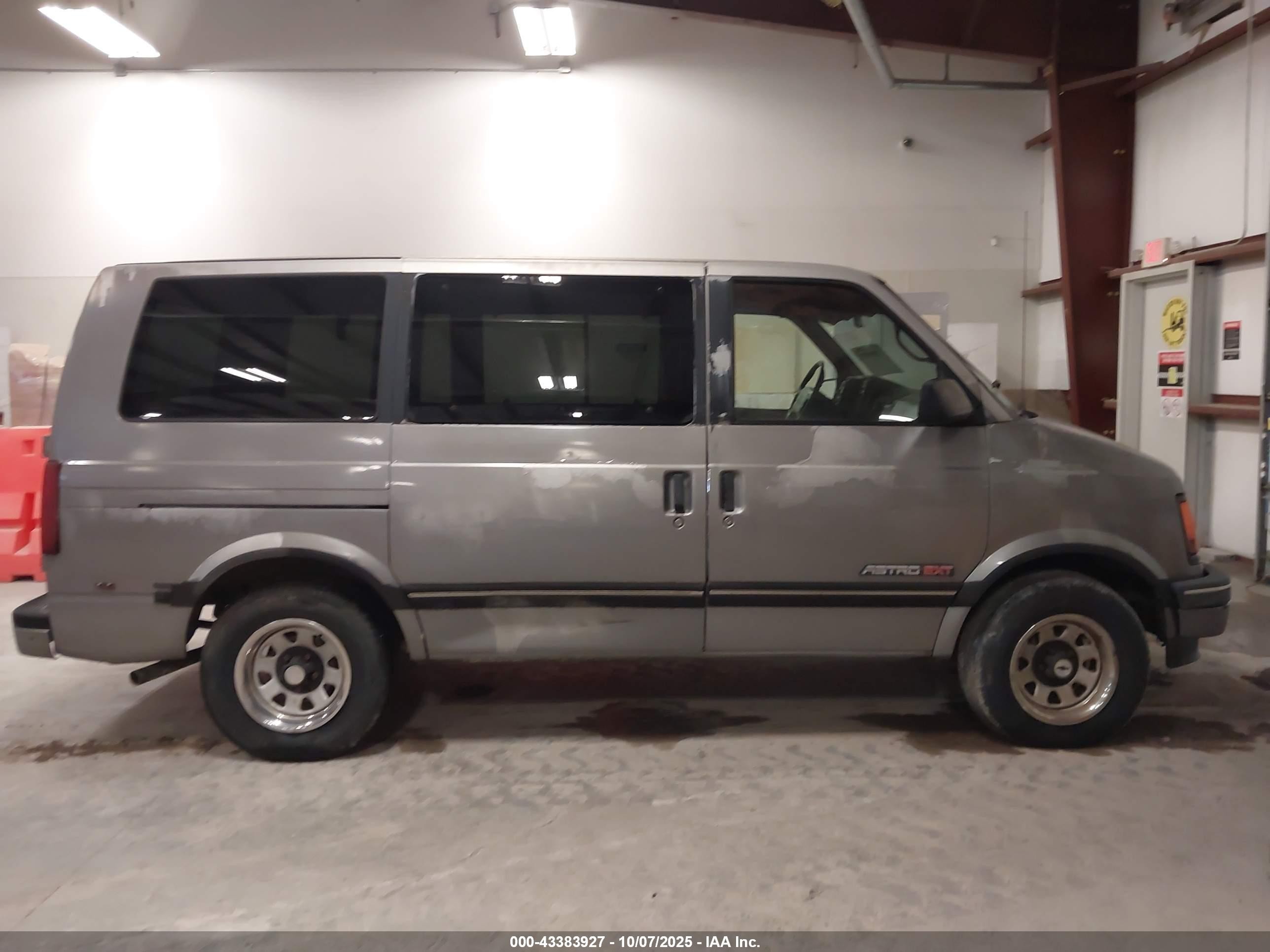1994 Chevrolet Astro   Silver vin: 1GNDM19ZXRB141258