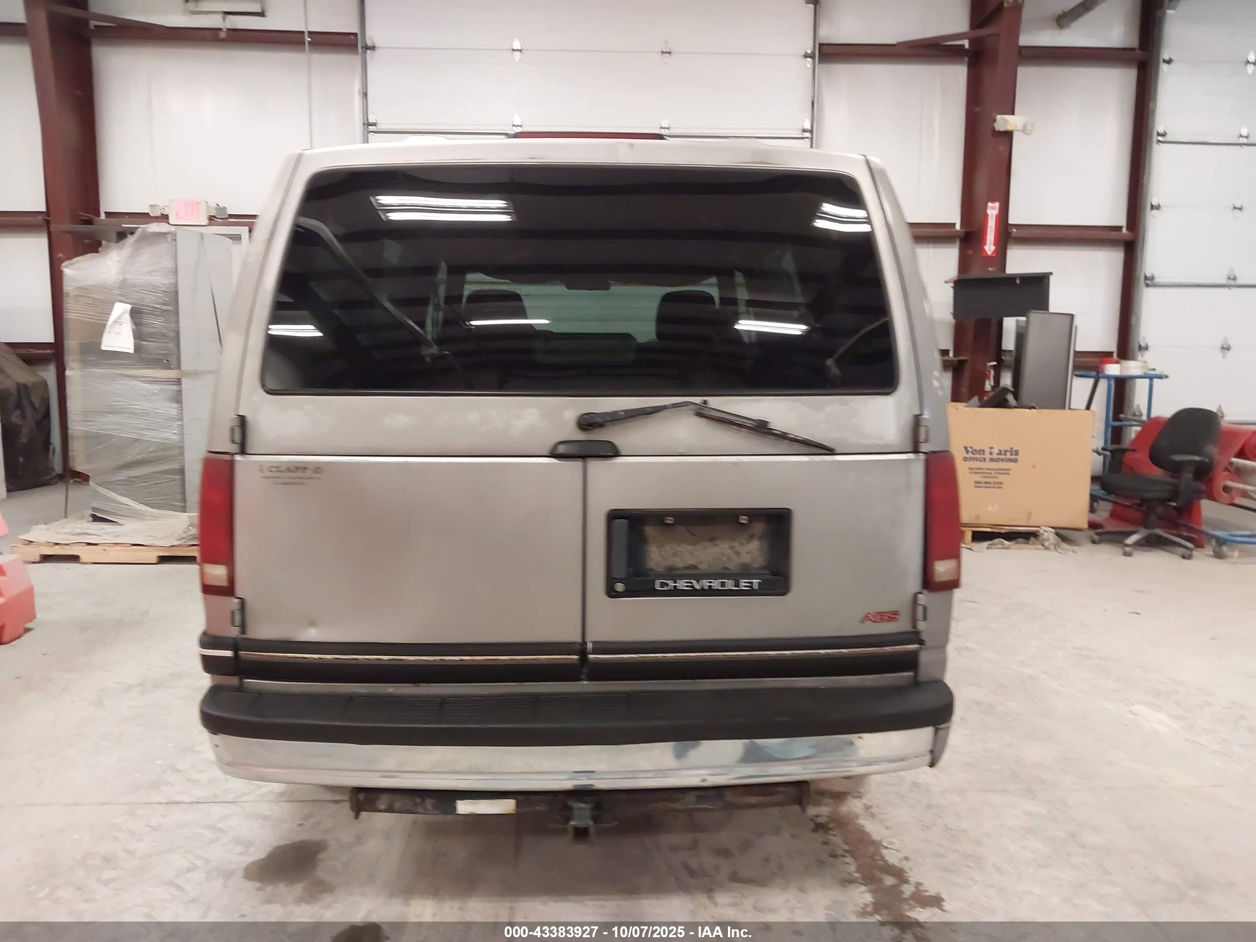 1994 Chevrolet Astro   Silver vin: 1GNDM19ZXRB141258