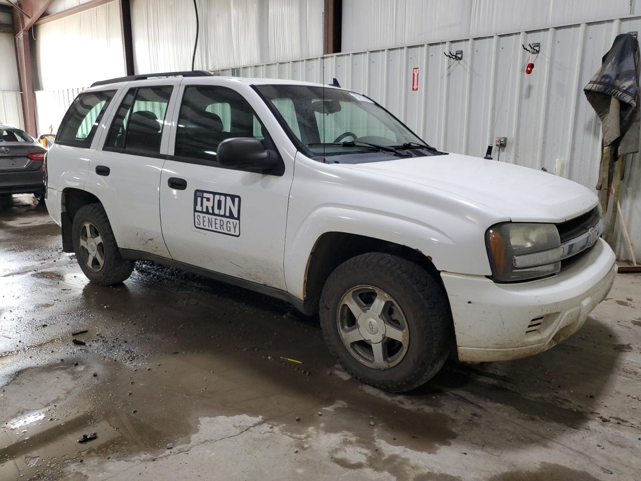 2006 Chevrolet Trailblazer Ls White vin: 1GNDT13S162194067 Damage: Right Front Fender, Peeling, 2 To 3 Inches