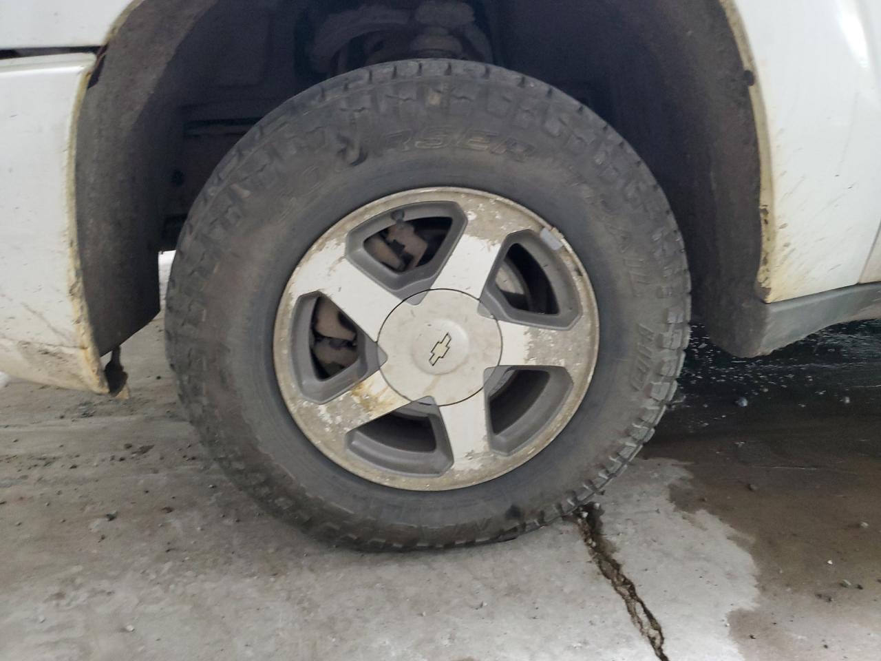 2006 Chevrolet Trailblazer Ls White vin: 1GNDT13S162194067 Damage: Left Front Wheel, Corrosion, > 12 Inches