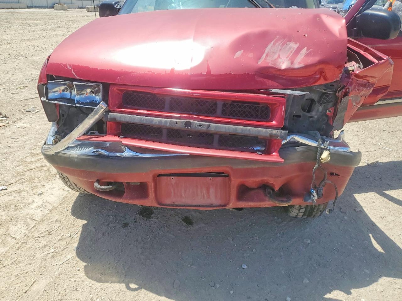 2001 Chevrolet Blazer Red vin: 1GNDT13W012187218