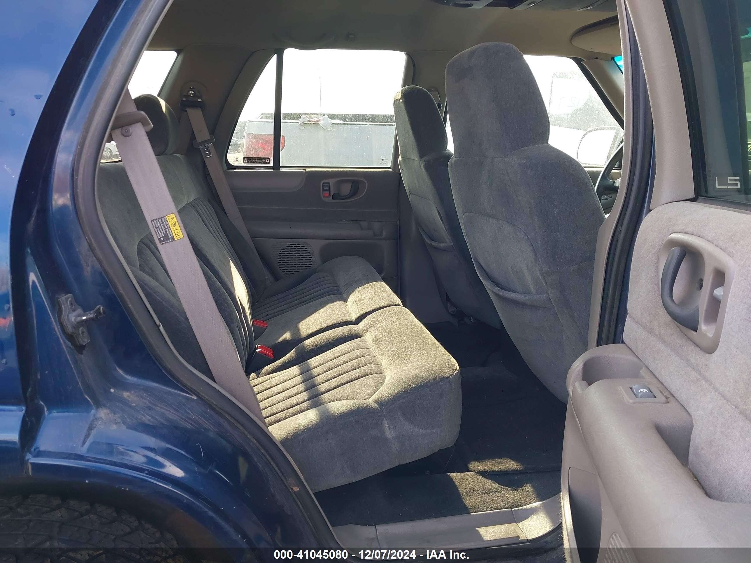 2002 Chevrolet Blazer Ls Dark Blue vin: 1GNDT13W02K127361