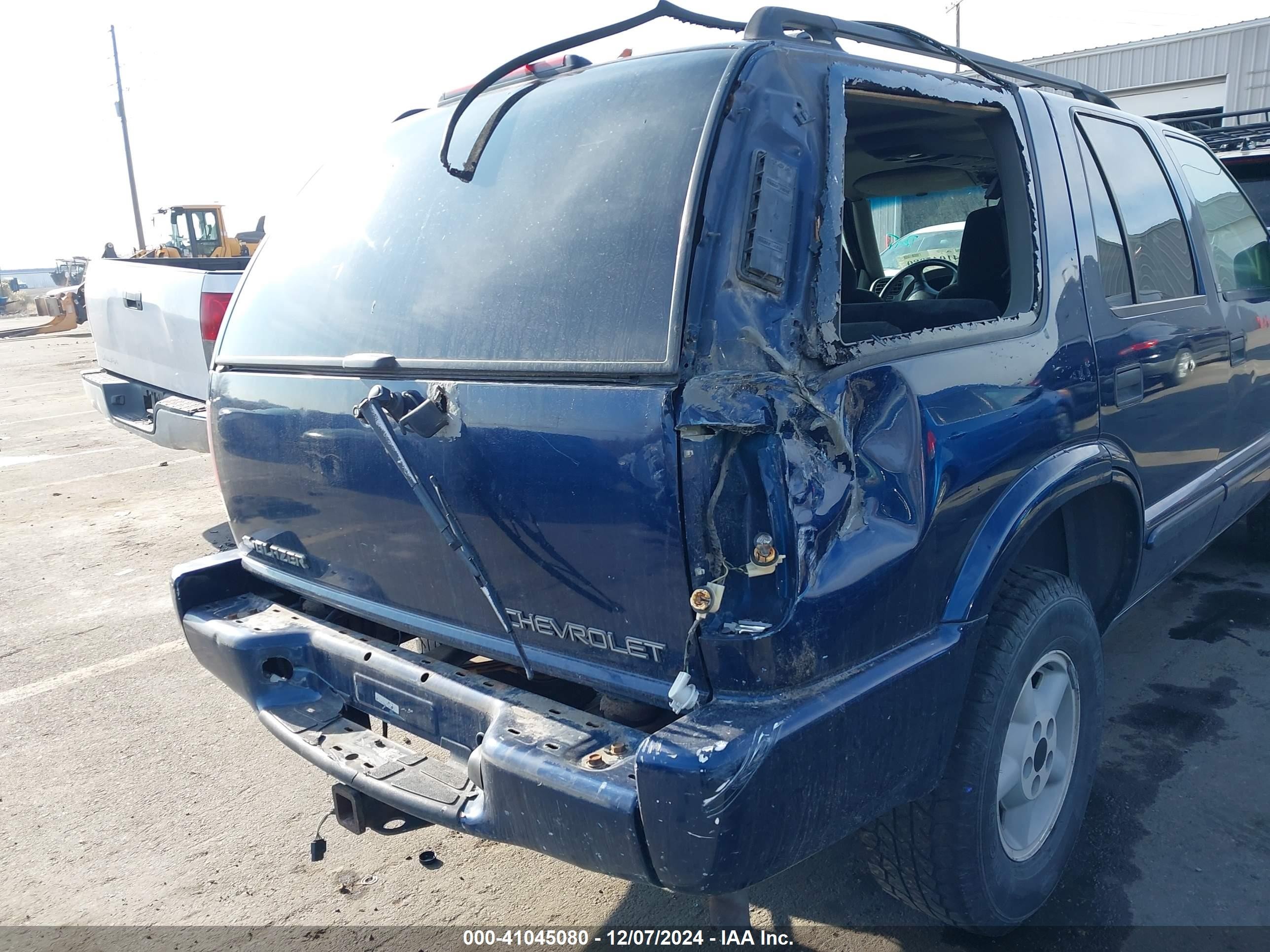 2002 Chevrolet Blazer Ls Dark Blue vin: 1GNDT13W02K127361