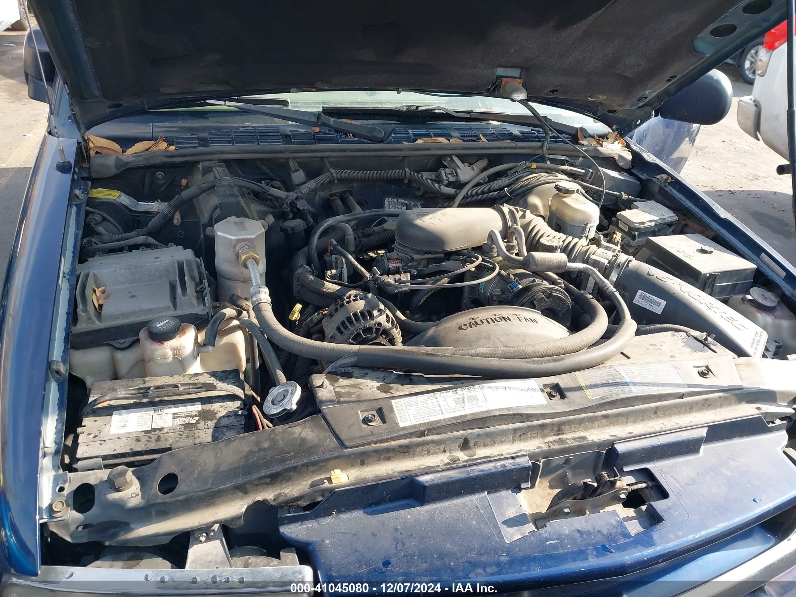 2002 Chevrolet Blazer Ls Dark Blue vin: 1GNDT13W02K127361