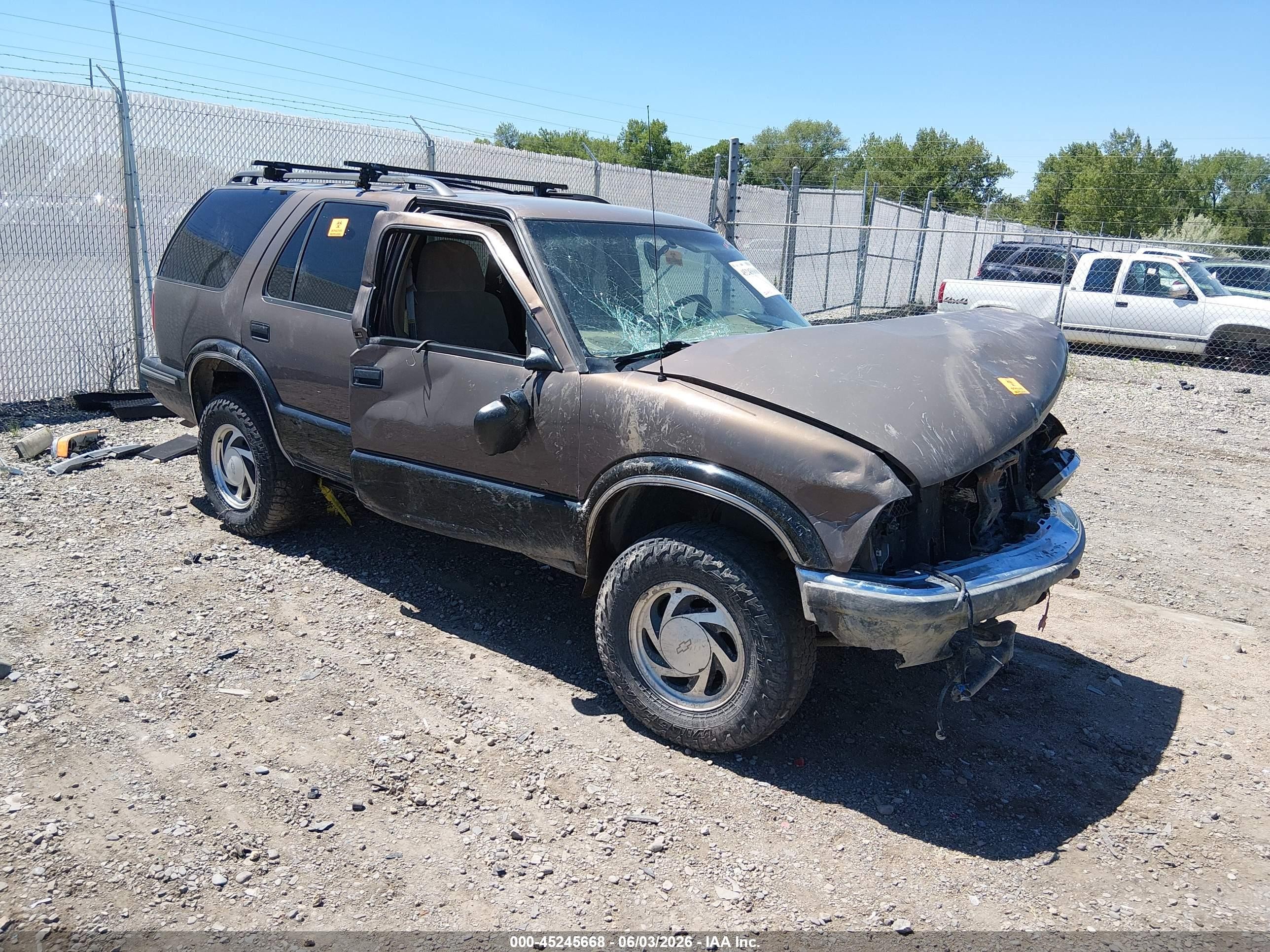 1998 Chevrolet Blazer Ls Brown vin: 1GNDT13W0W2259977