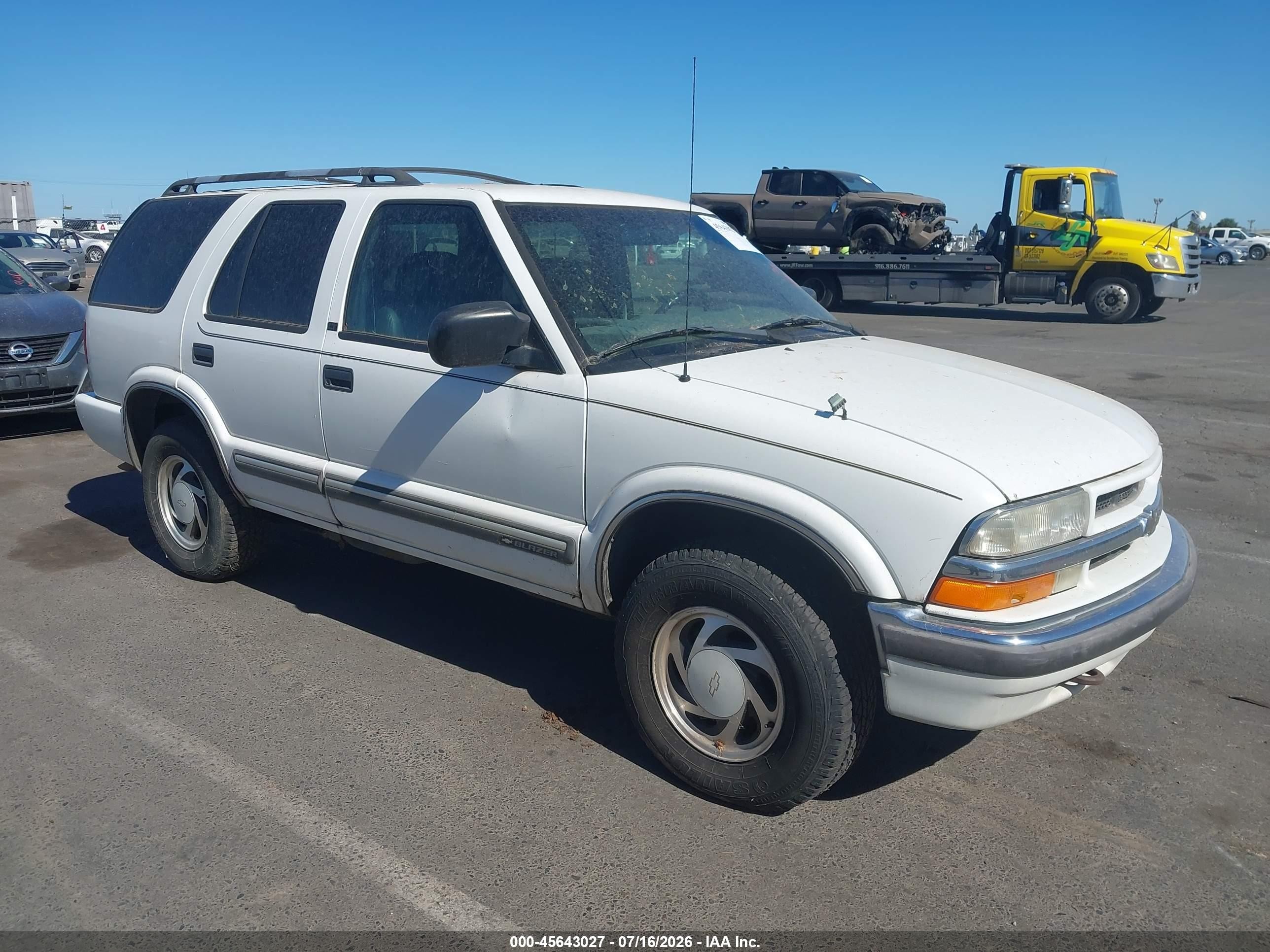 2000 Chevrolet Blazer Lt Белый vin: 1GNDT13W0Y2282159