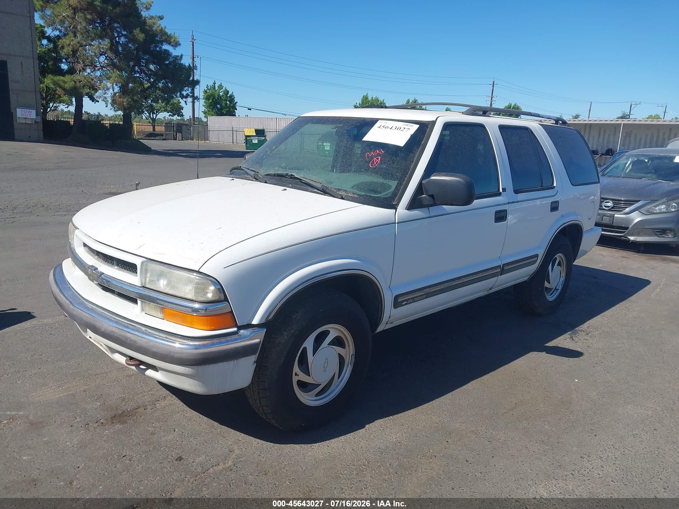 2000 Chevrolet Blazer Lt Белый vin: 1GNDT13W0Y2282159