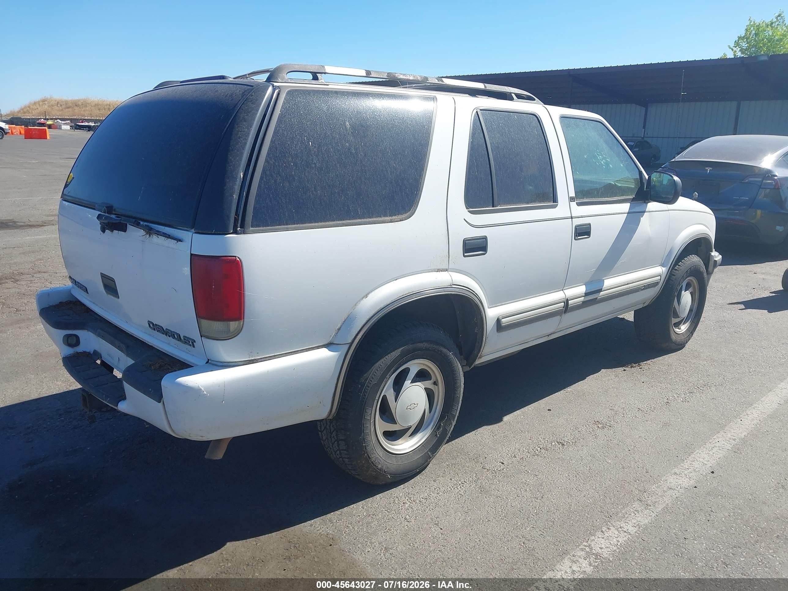 2000 Chevrolet Blazer Lt Белый vin: 1GNDT13W0Y2282159