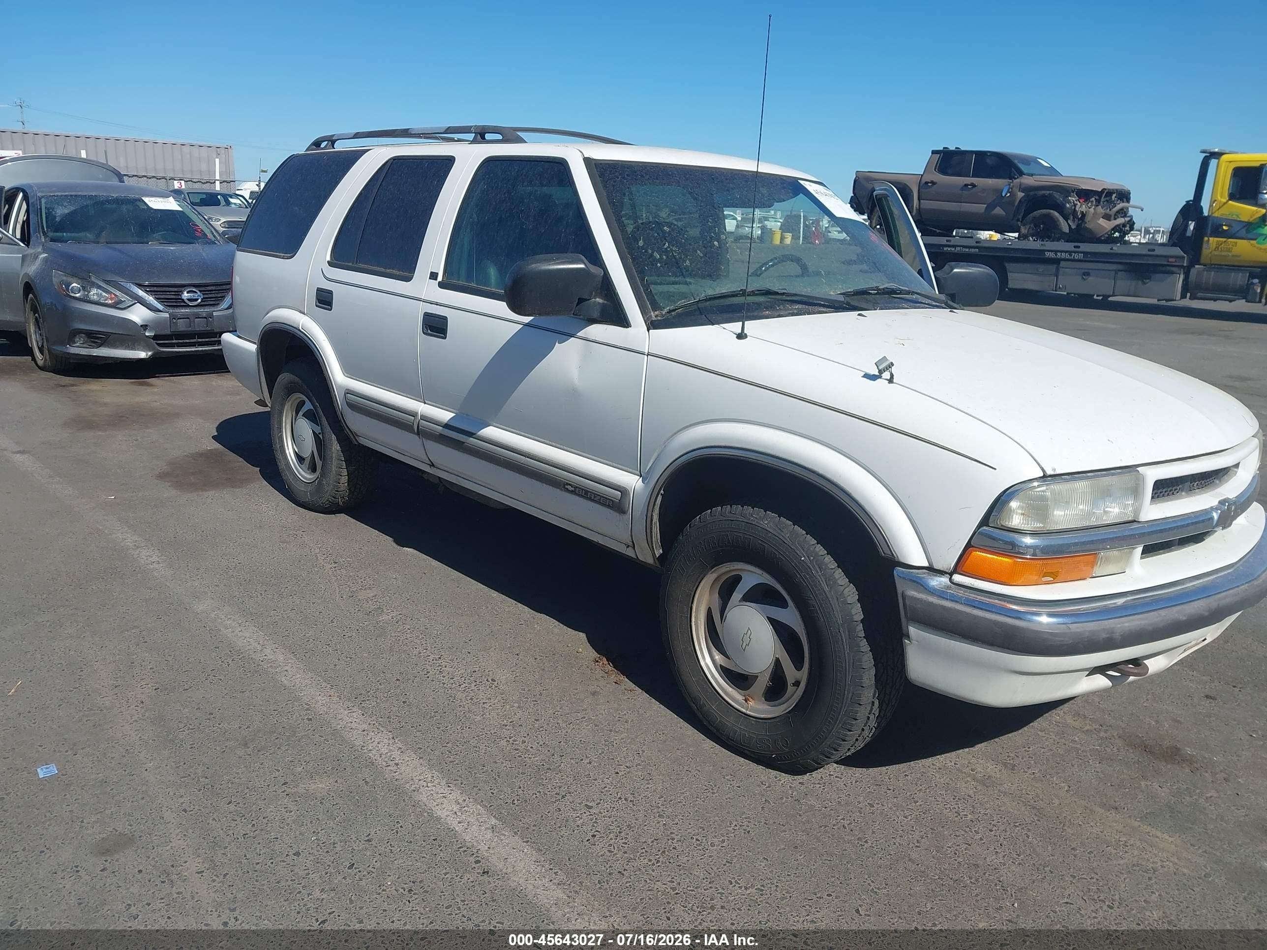 2000 Chevrolet Blazer Lt Белый vin: 1GNDT13W0Y2282159