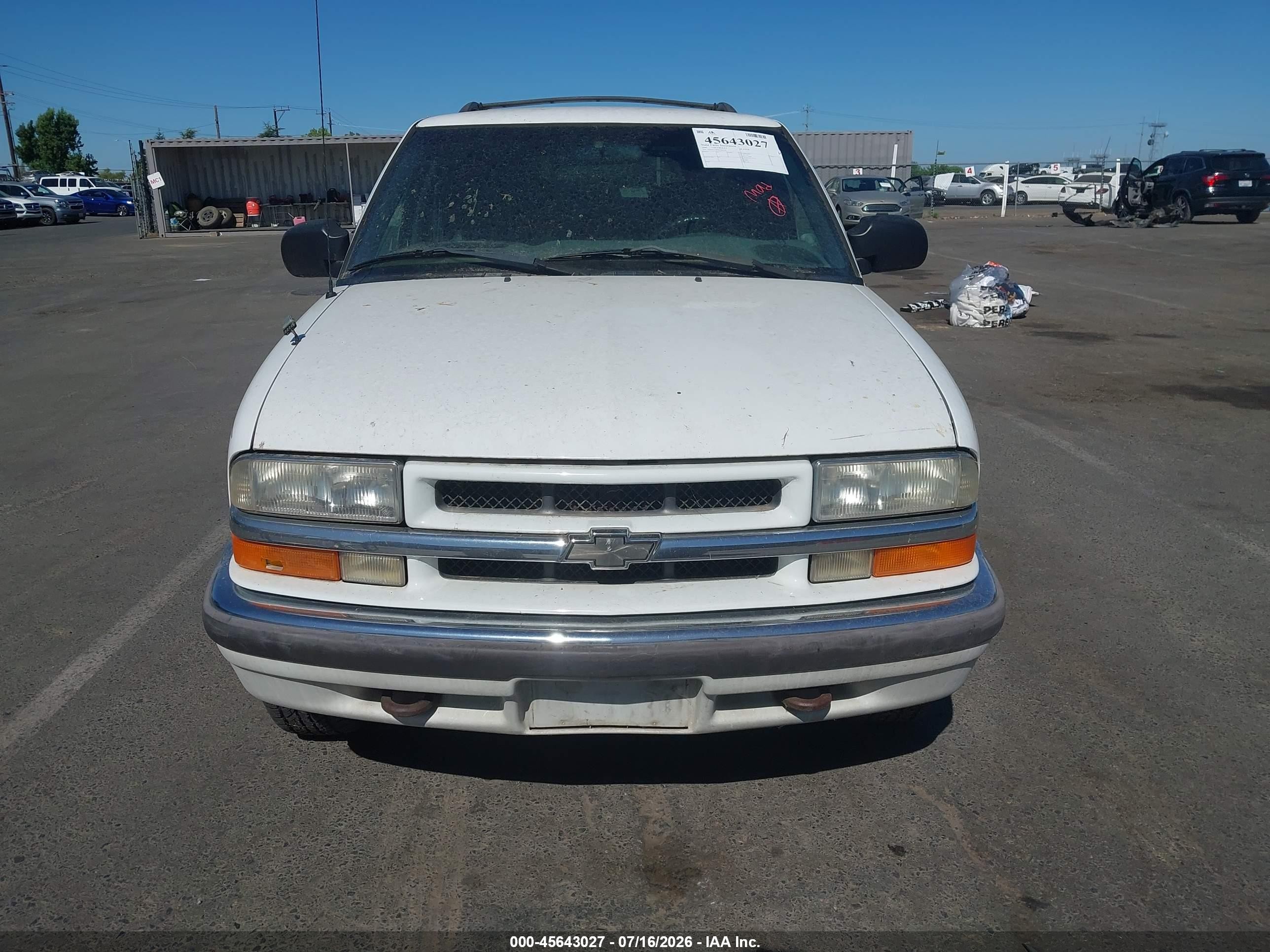 2000 Chevrolet Blazer Lt Белый vin: 1GNDT13W0Y2282159