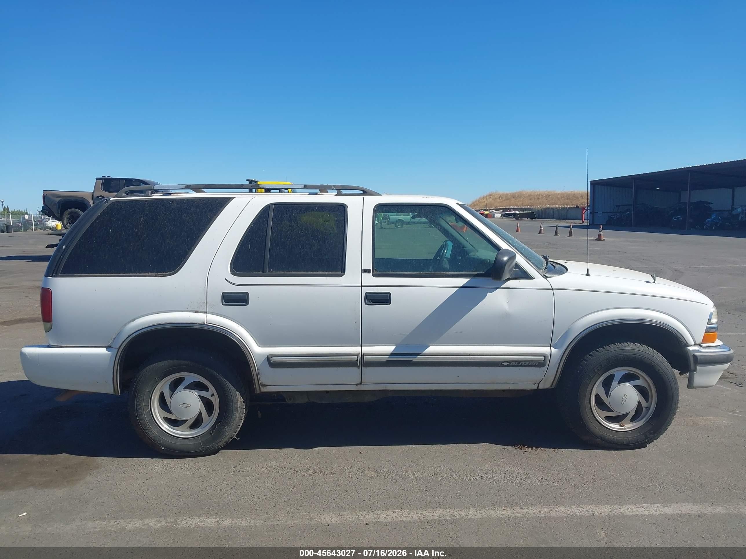 2000 Chevrolet Blazer Lt Белый vin: 1GNDT13W0Y2282159
