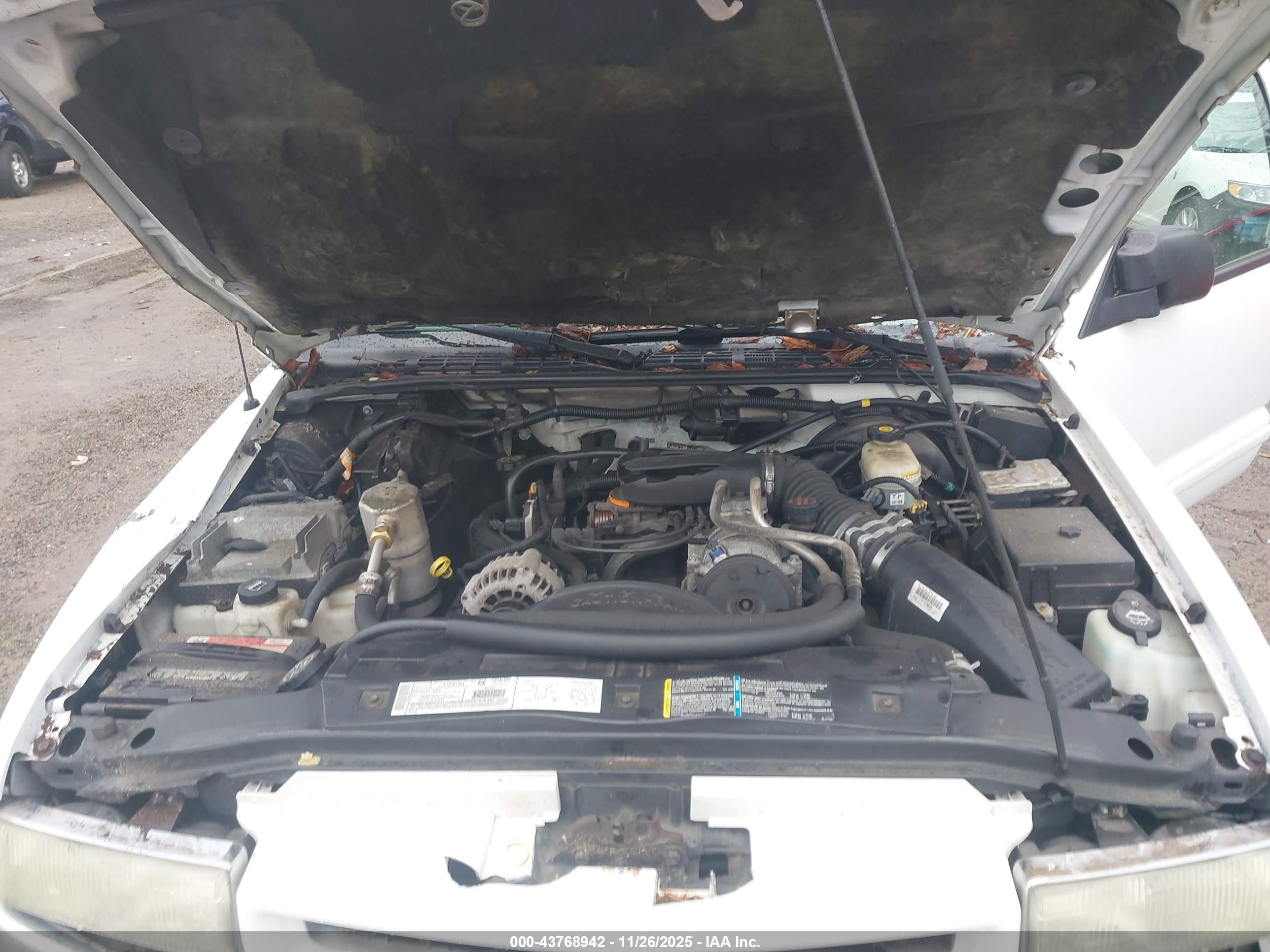 2002 Chevrolet Blazer Ls White vin: 1GNDT13W12K208028