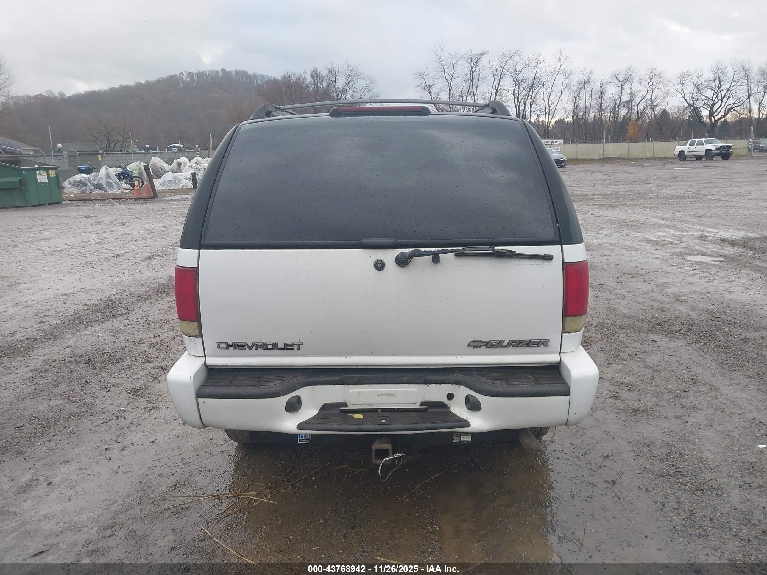 2002 Chevrolet Blazer Ls White vin: 1GNDT13W12K208028