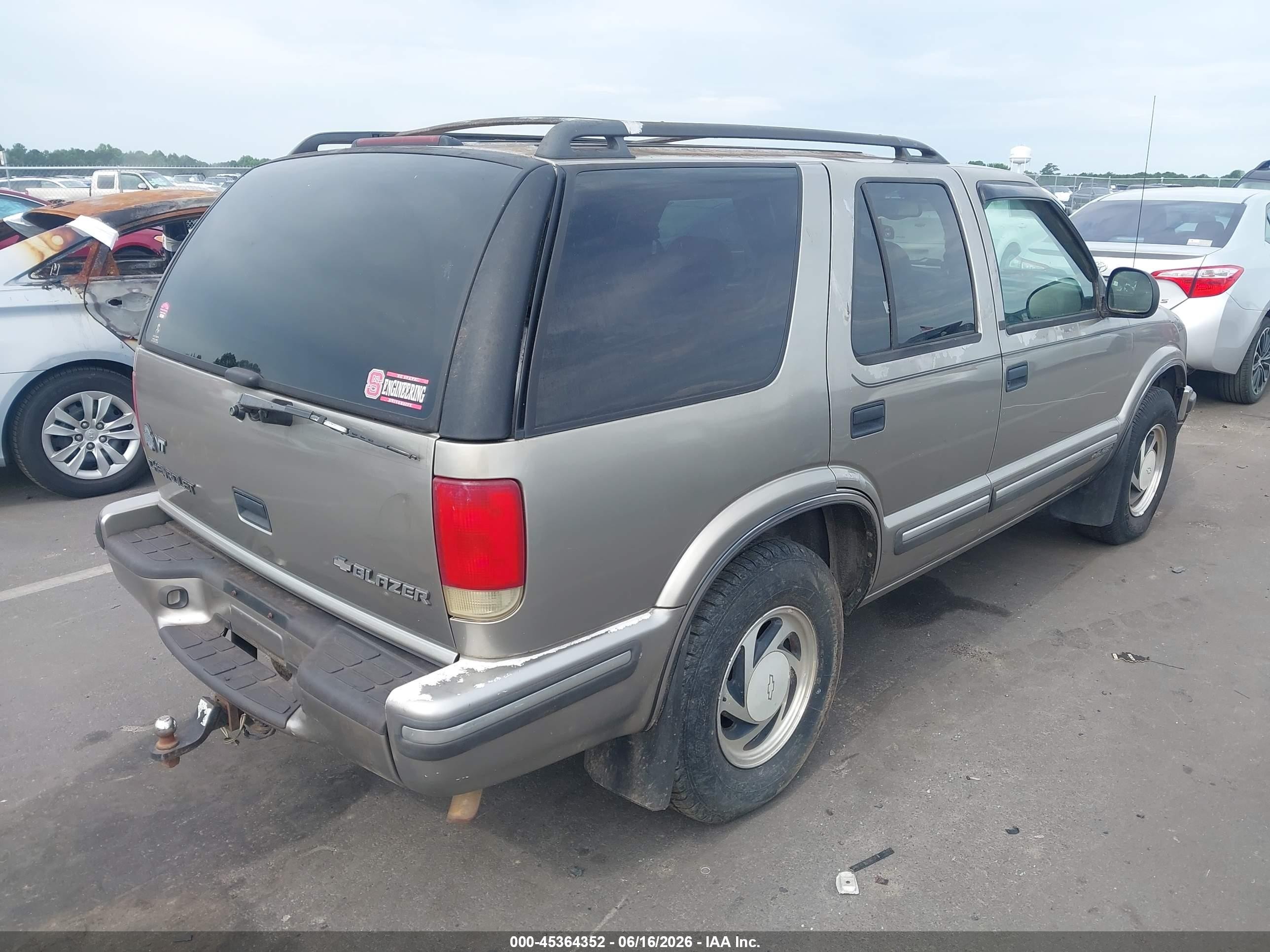 1998 Chevrolet Blazer Lt Gray vin: 1GNDT13W1W2178230