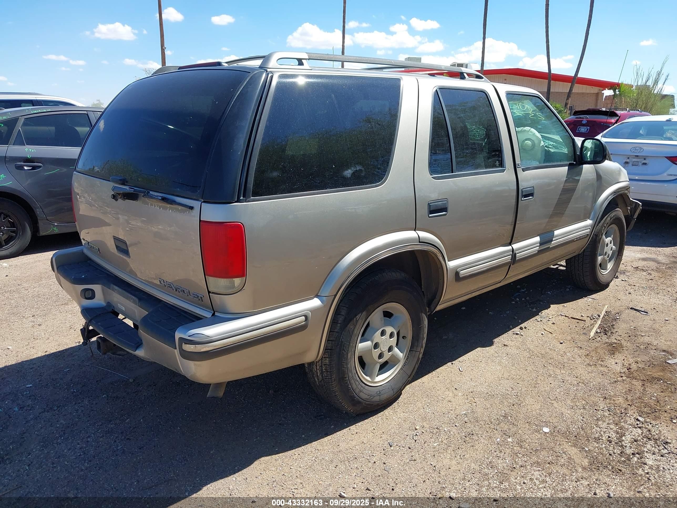 1998 Chevrolet Blazer Ls Silver vin: 1GNDT13W1W2180981