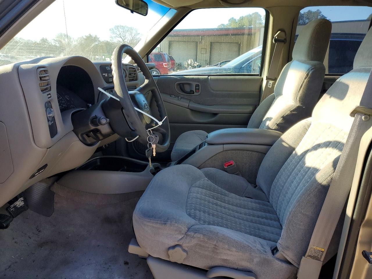 2001 Chevrolet Blazer Cream vin: 1GNDT13W212147481
