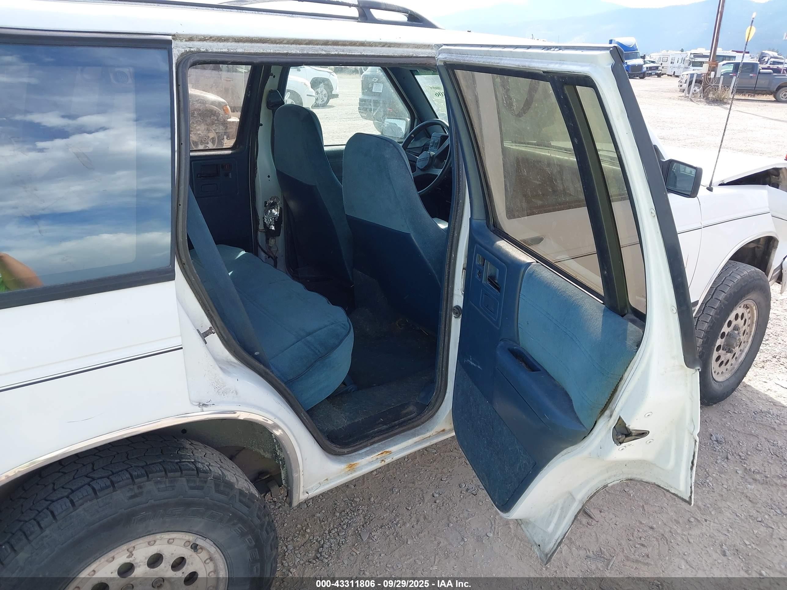1994 Chevrolet Blazer S10 White vin: 1GNDT13W2R0159444