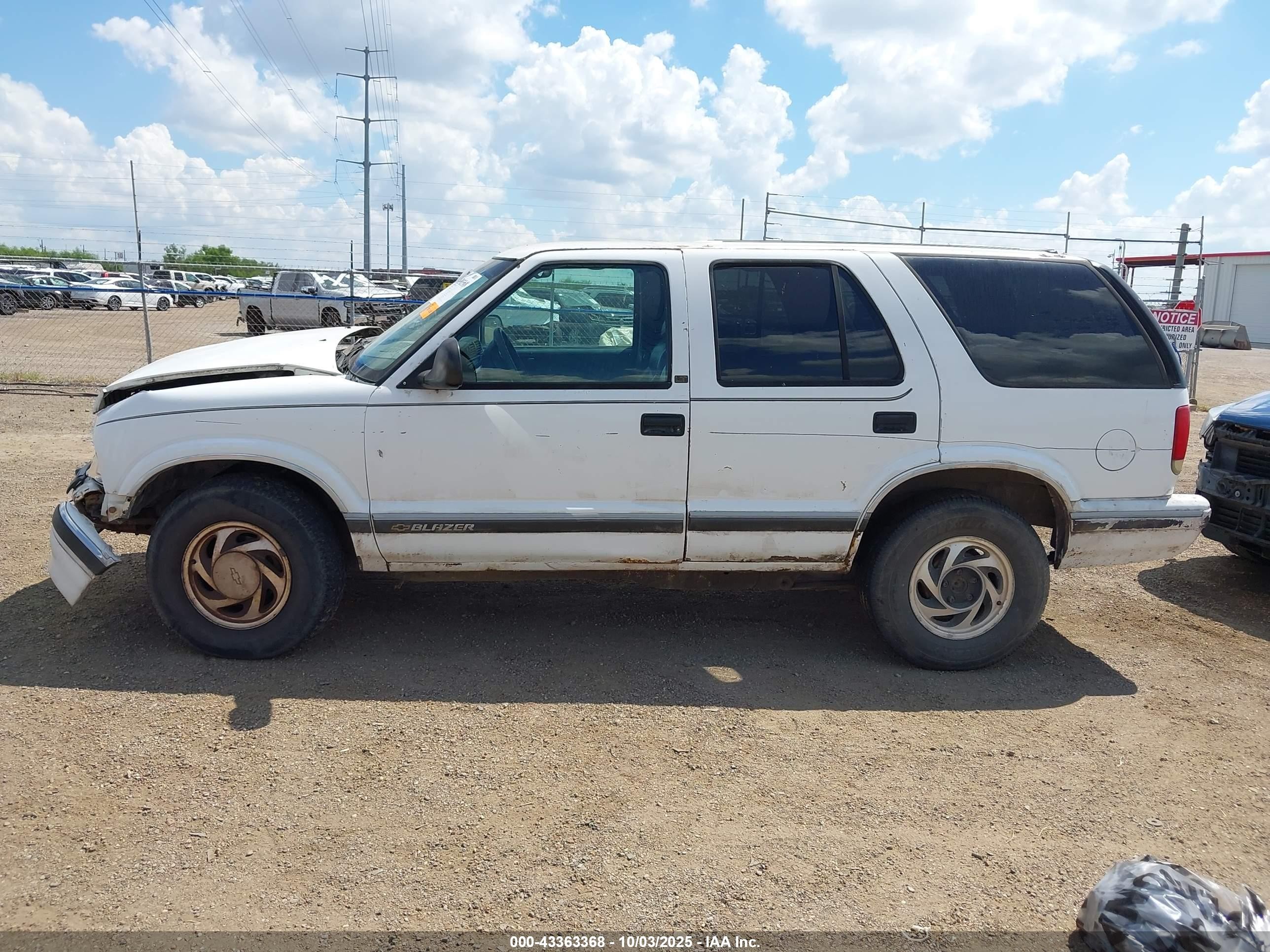 1995 Chevrolet Blazer   White vin: 1GNDT13W2S2140922