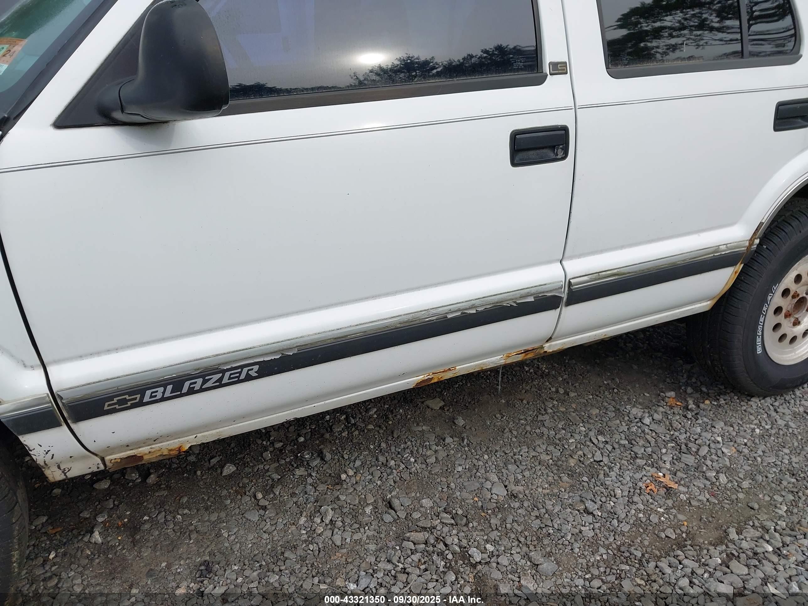 1997 Chevrolet Blazer Ls White vin: 1GNDT13W2V2176484