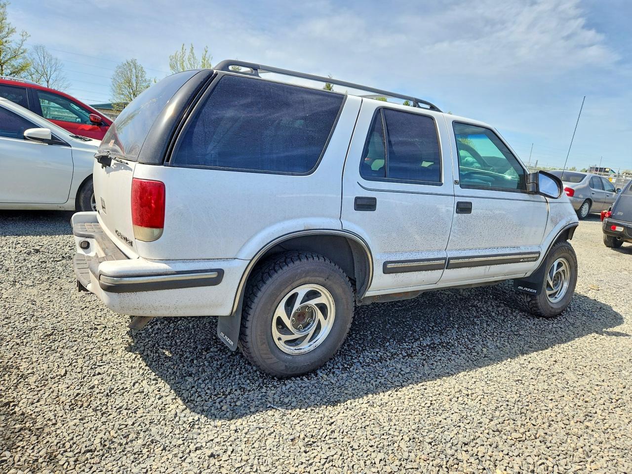1999 Chev Blazer Белый vin: 1GNDT13W2X2213147