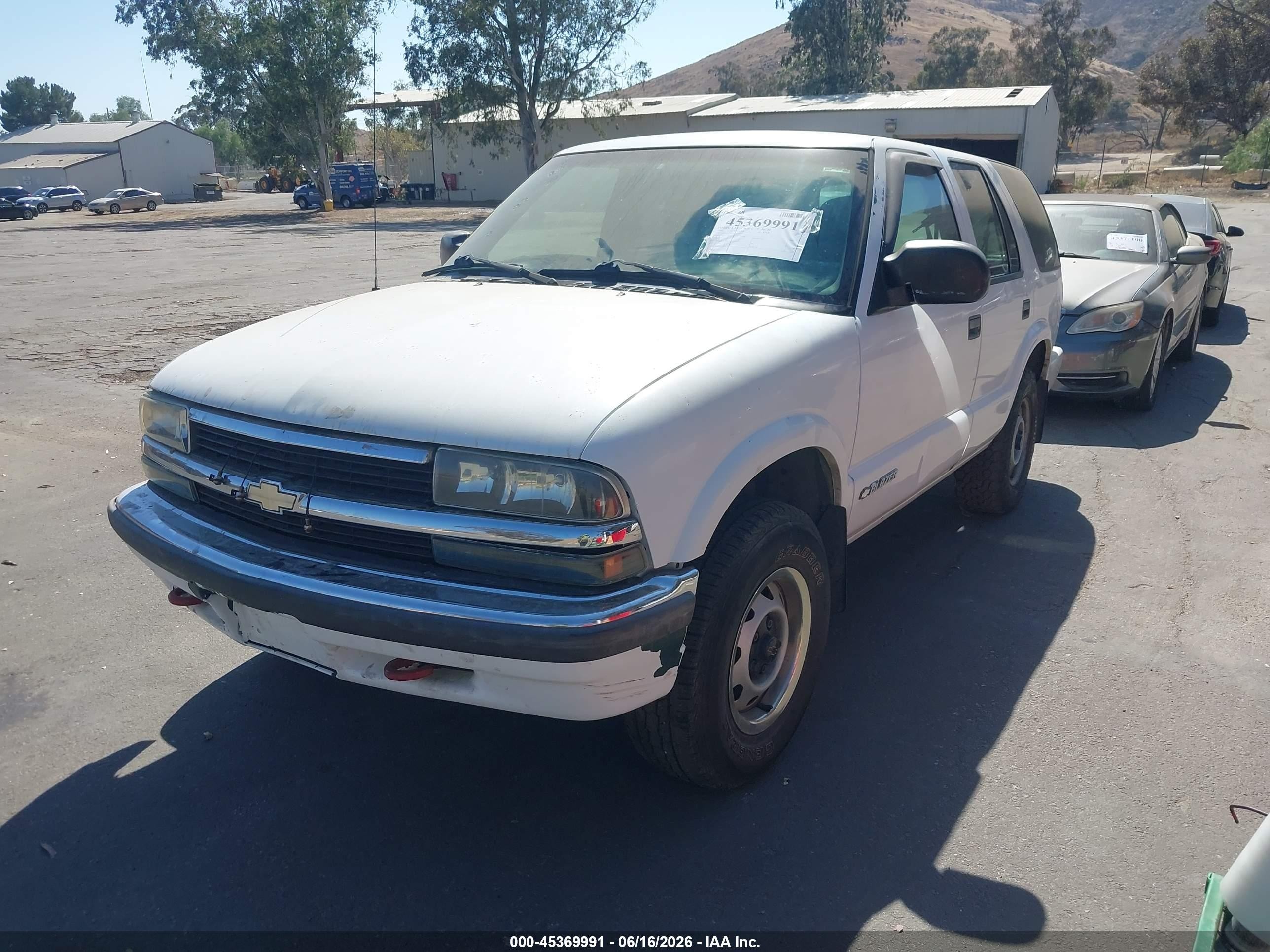 1999 Chevrolet Blazer   White vin: 1GNDT13W2XK237237