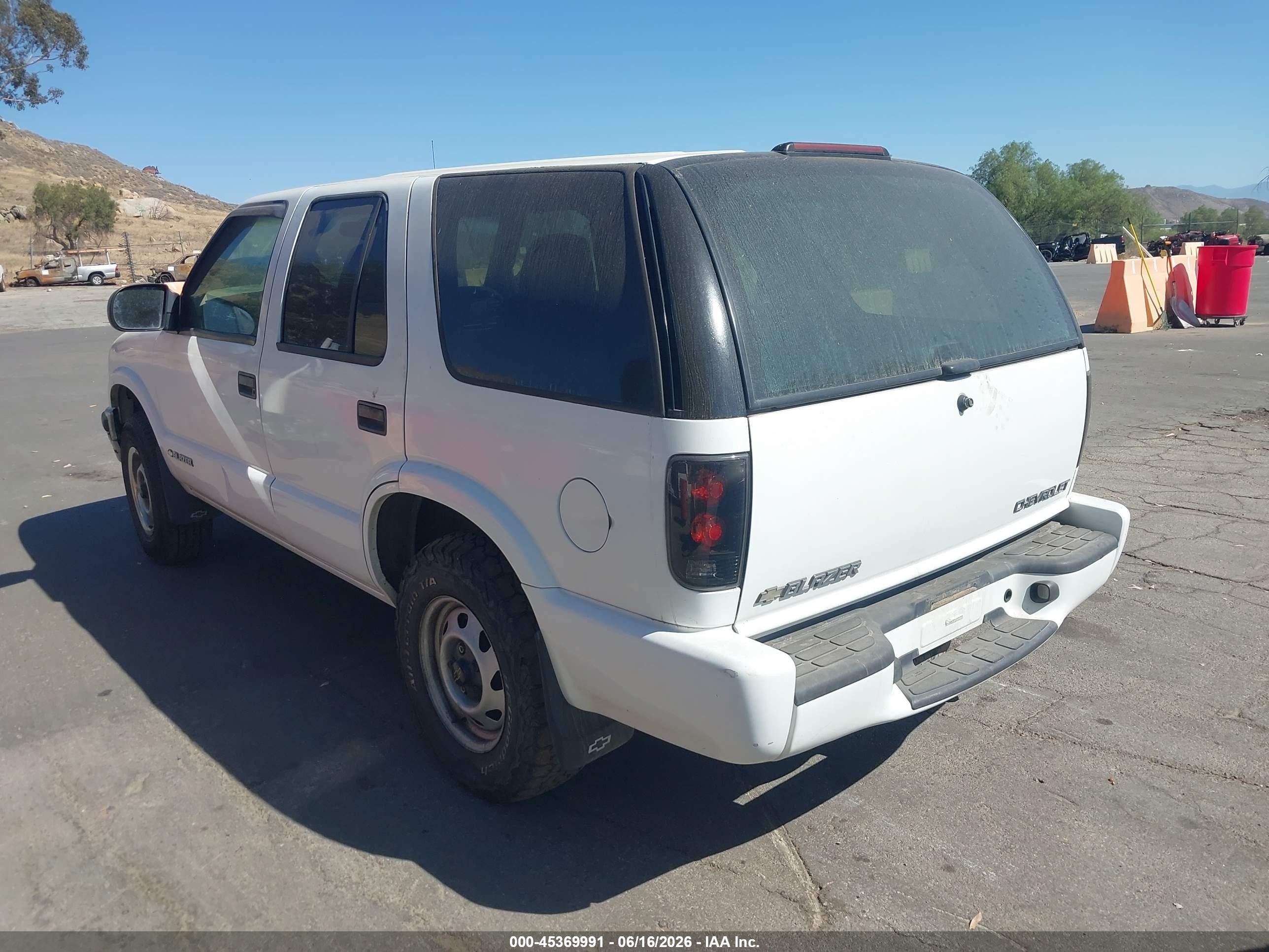1999 Chevrolet Blazer   White vin: 1GNDT13W2XK237237