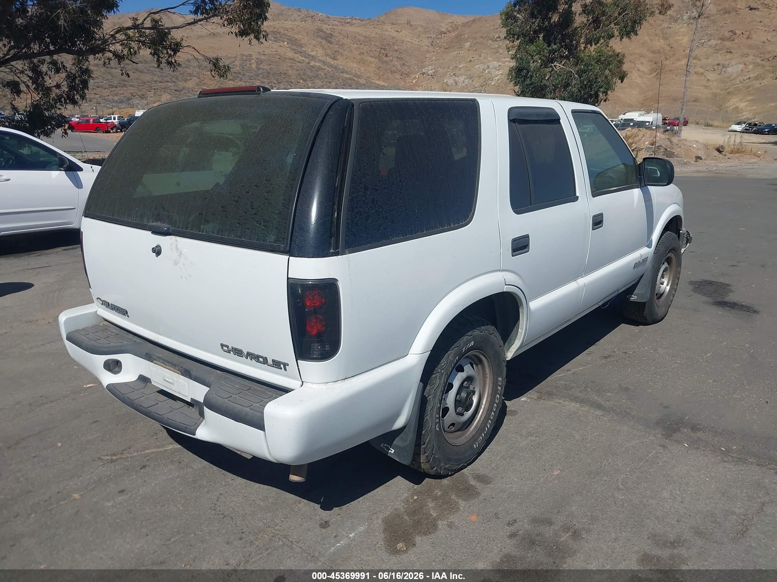 1999 Chevrolet Blazer   White vin: 1GNDT13W2XK237237
