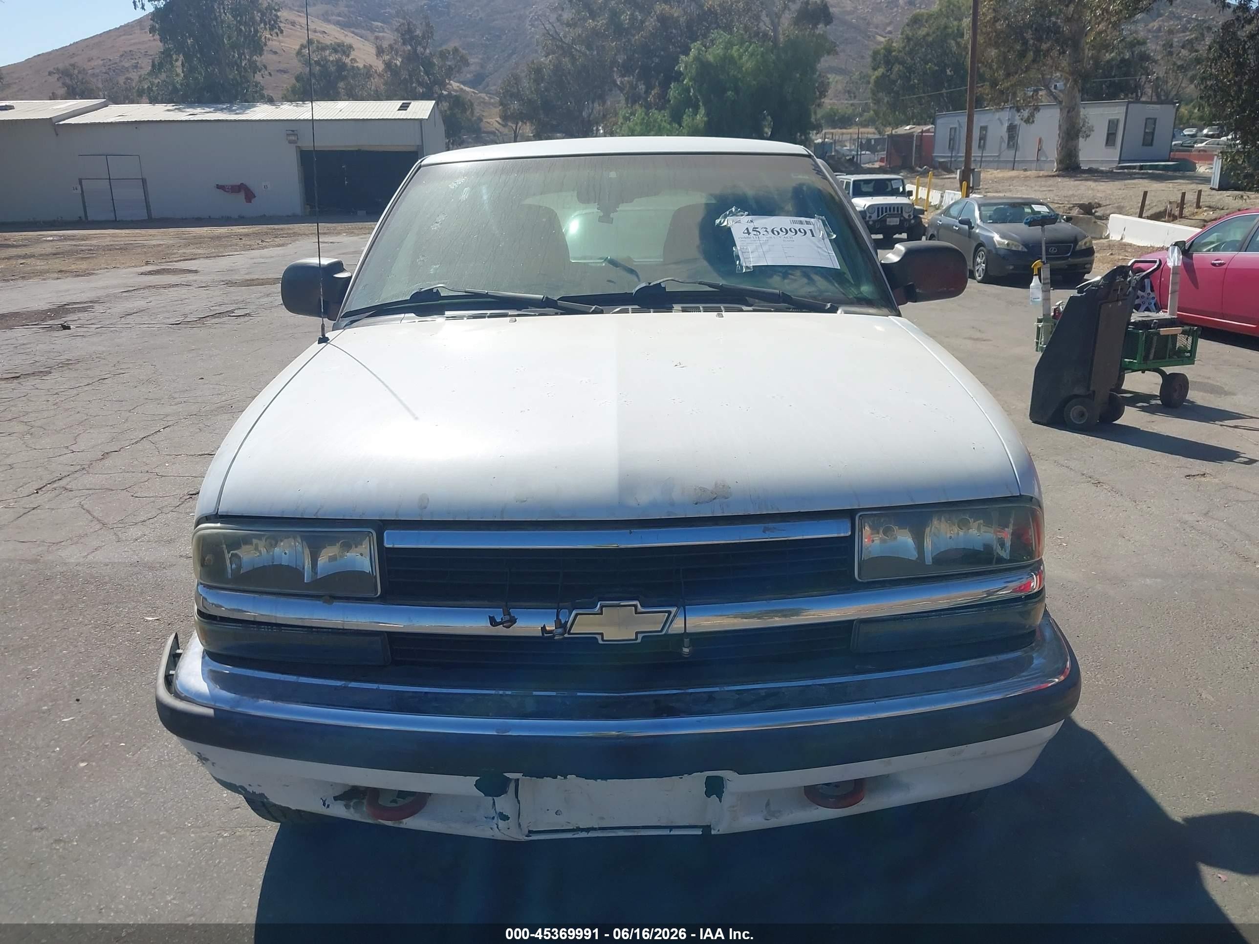 1999 Chevrolet Blazer   White vin: 1GNDT13W2XK237237